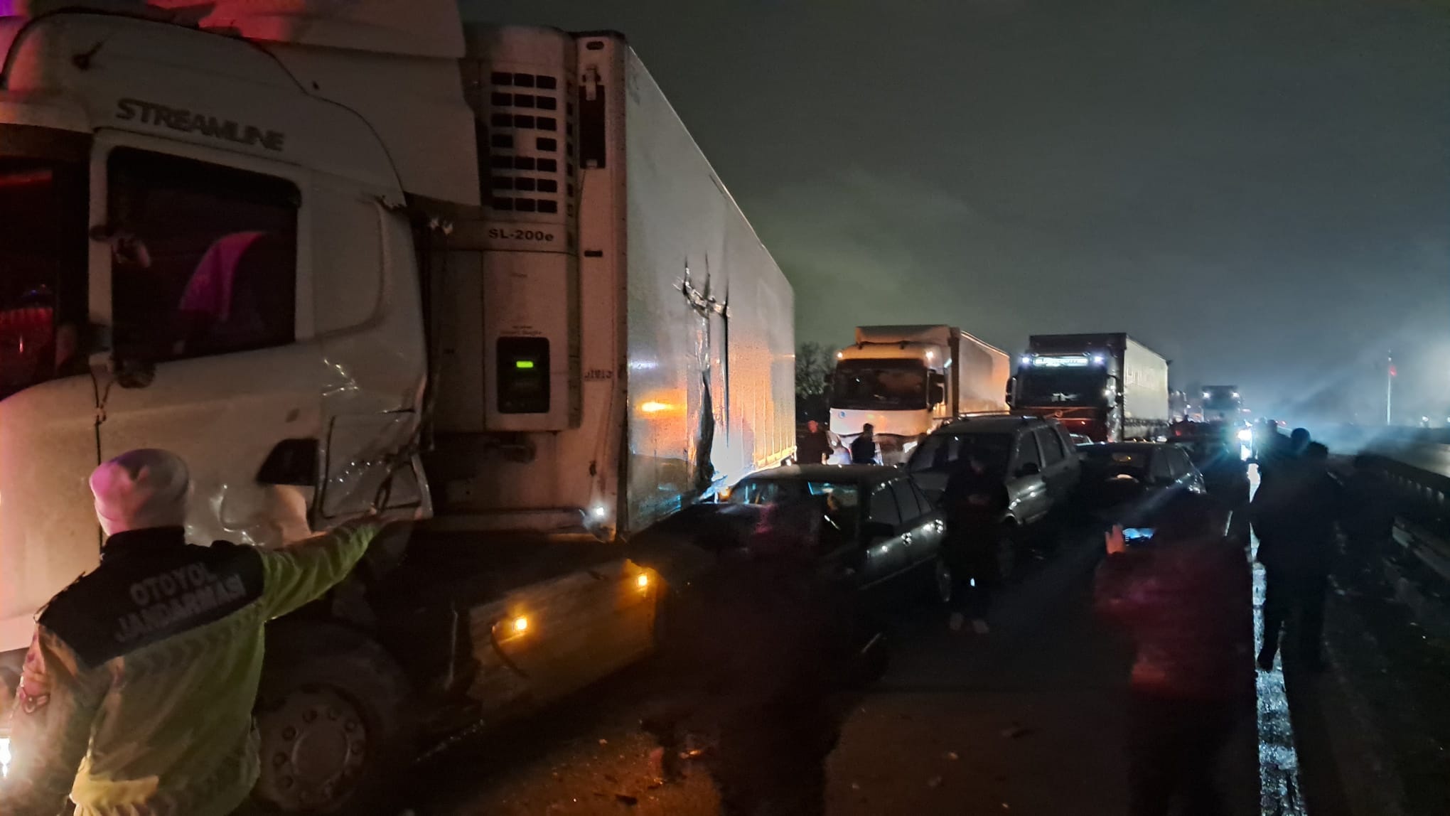 Sakarya’da Anadolu Otoyolunda 17 aracın karıştığı kazada 7 yaralı; Ankara yönü ulaşıma kapandı - Görsel 1