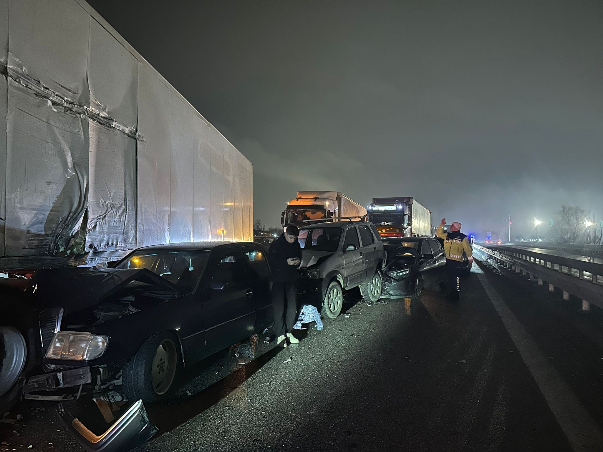 Sakarya’da Anadolu Otoyolunda 17 aracın karıştığı kazada 7 yaralı; Ankara yönü ulaşıma kapandı - Görsel 4