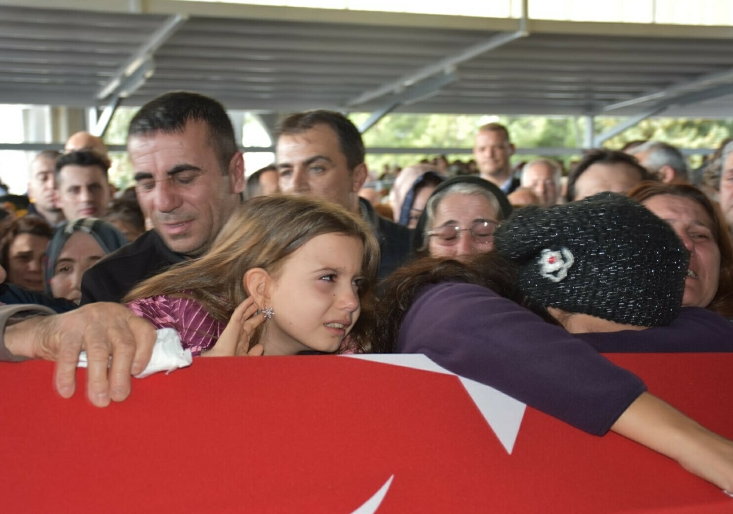İzmir- Kaza kırıma uğrayan F-16'da şehit olan Hava Pilot Binbaşı İbrahim Bolat, son yolculuğuna uğurlandı - Görsel 2