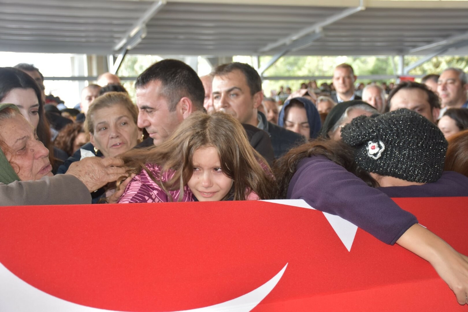 İzmir- Kaza kırıma uğrayan F-16'da şehit olan Hava Pilot Binbaşı İbrahim Bolat, son yolculuğuna uğurlandı - Görsel 3