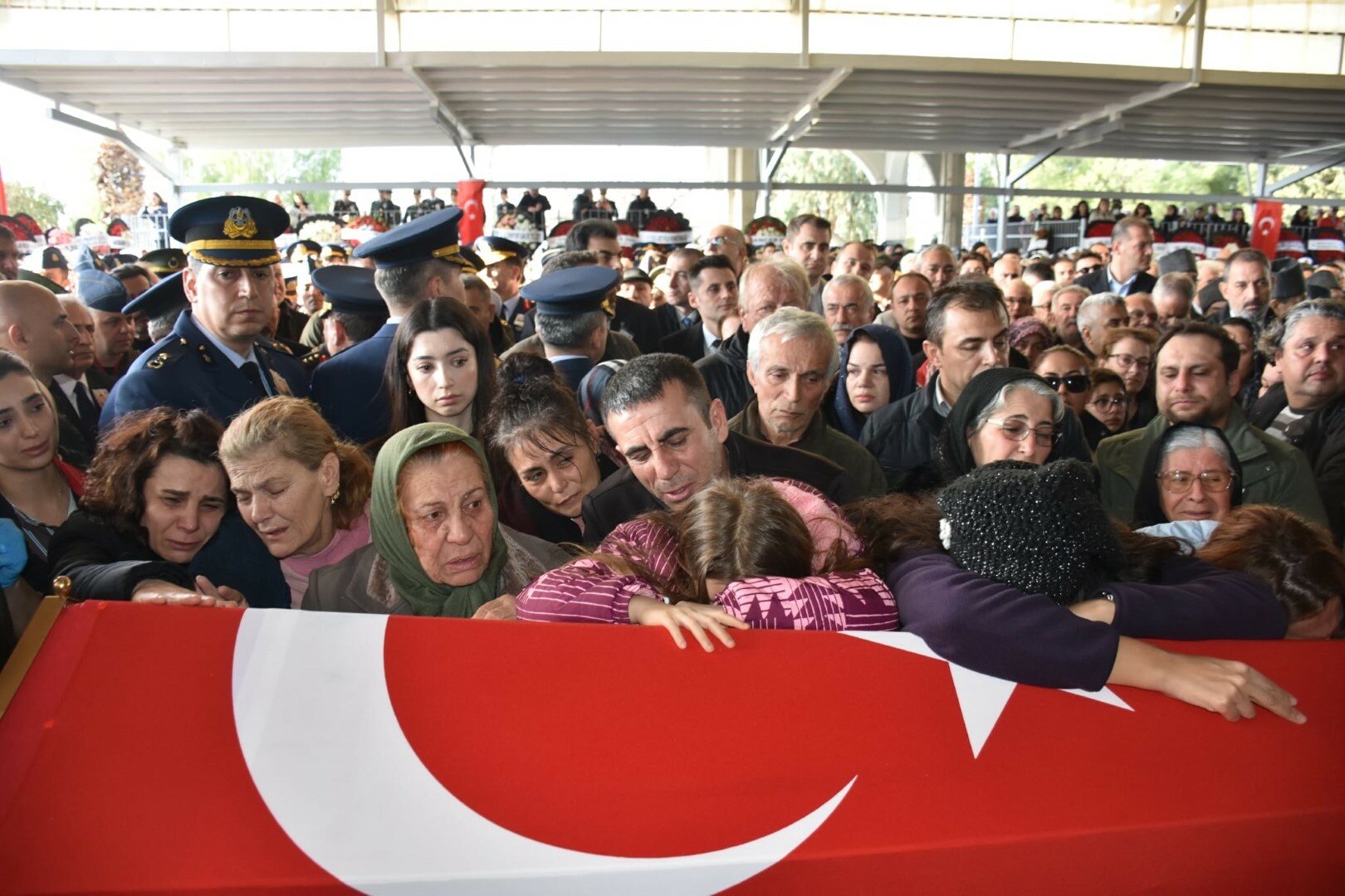 İzmir- Kaza kırıma uğrayan F-16'da şehit olan Hava Pilot Binbaşı İbrahim Bolat, son yolculuğuna uğurlandı - Görsel 5