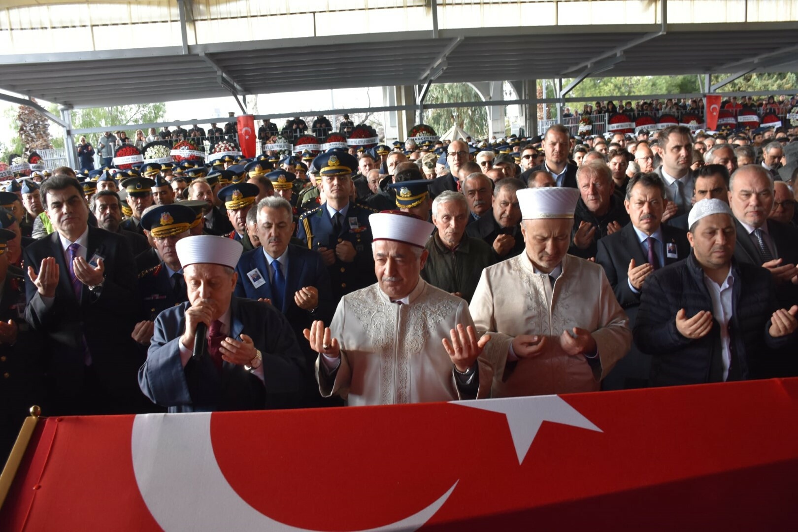 İzmir- Kaza kırıma uğrayan F-16'da şehit olan Hava Pilot Binbaşı İbrahim Bolat, son yolculuğuna uğurlandı - Görsel 6