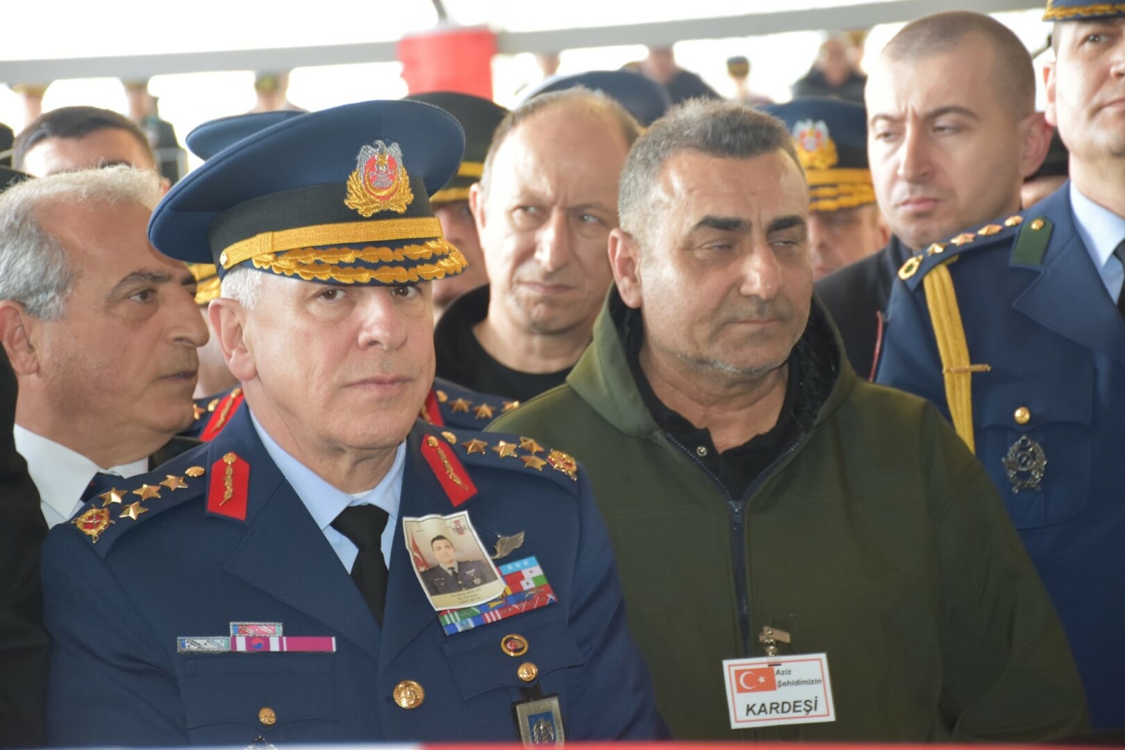 İzmir- Kaza kırıma uğrayan F-16'da şehit olan Hava Pilot Binbaşı İbrahim Bolat, son yolculuğuna uğurlandı - Görsel 7