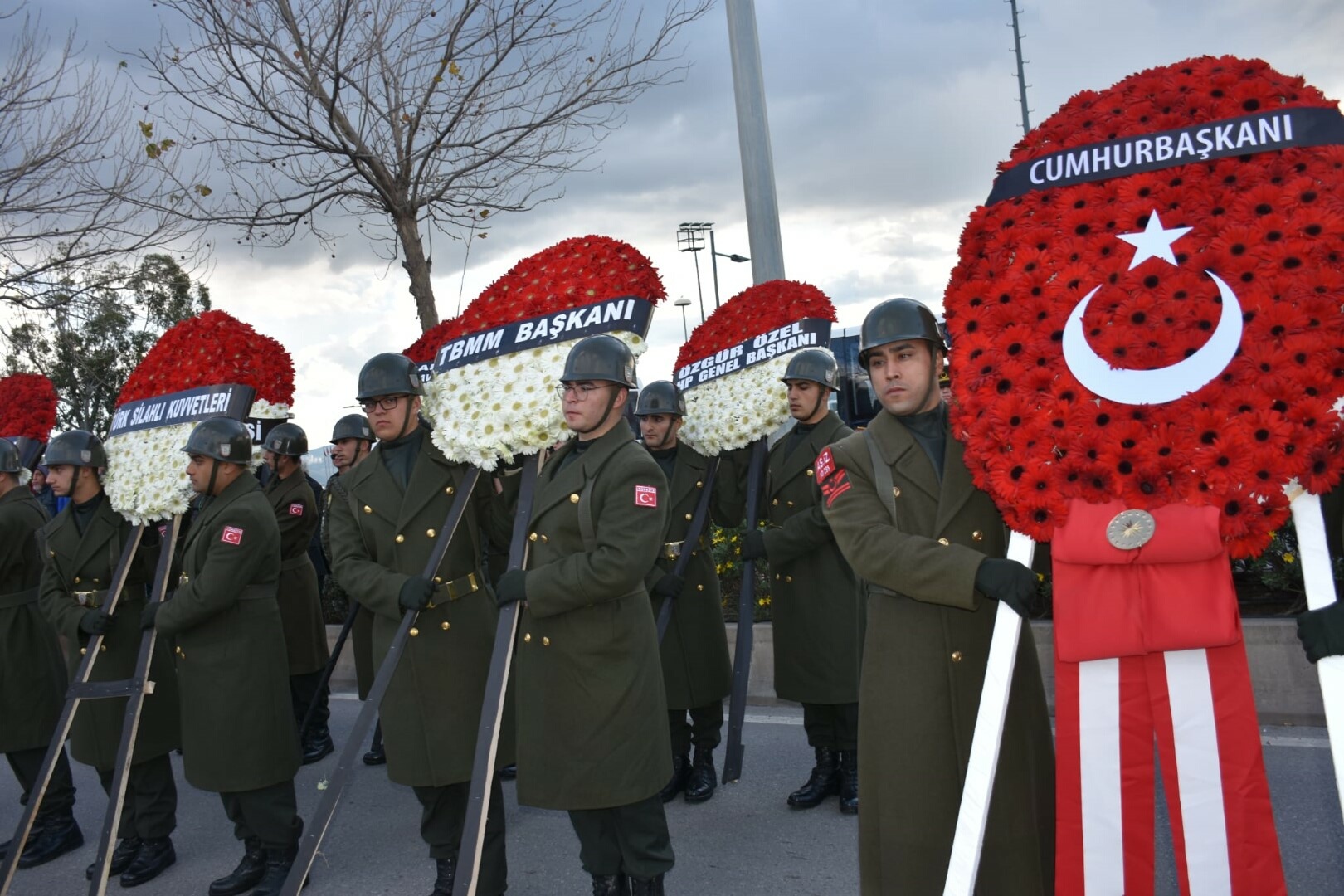 İzmir- Kaza kırıma uğrayan F-16'da şehit olan Hava Pilot Binbaşı İbrahim Bolat, son yolculuğuna uğurlandı - Görsel 8