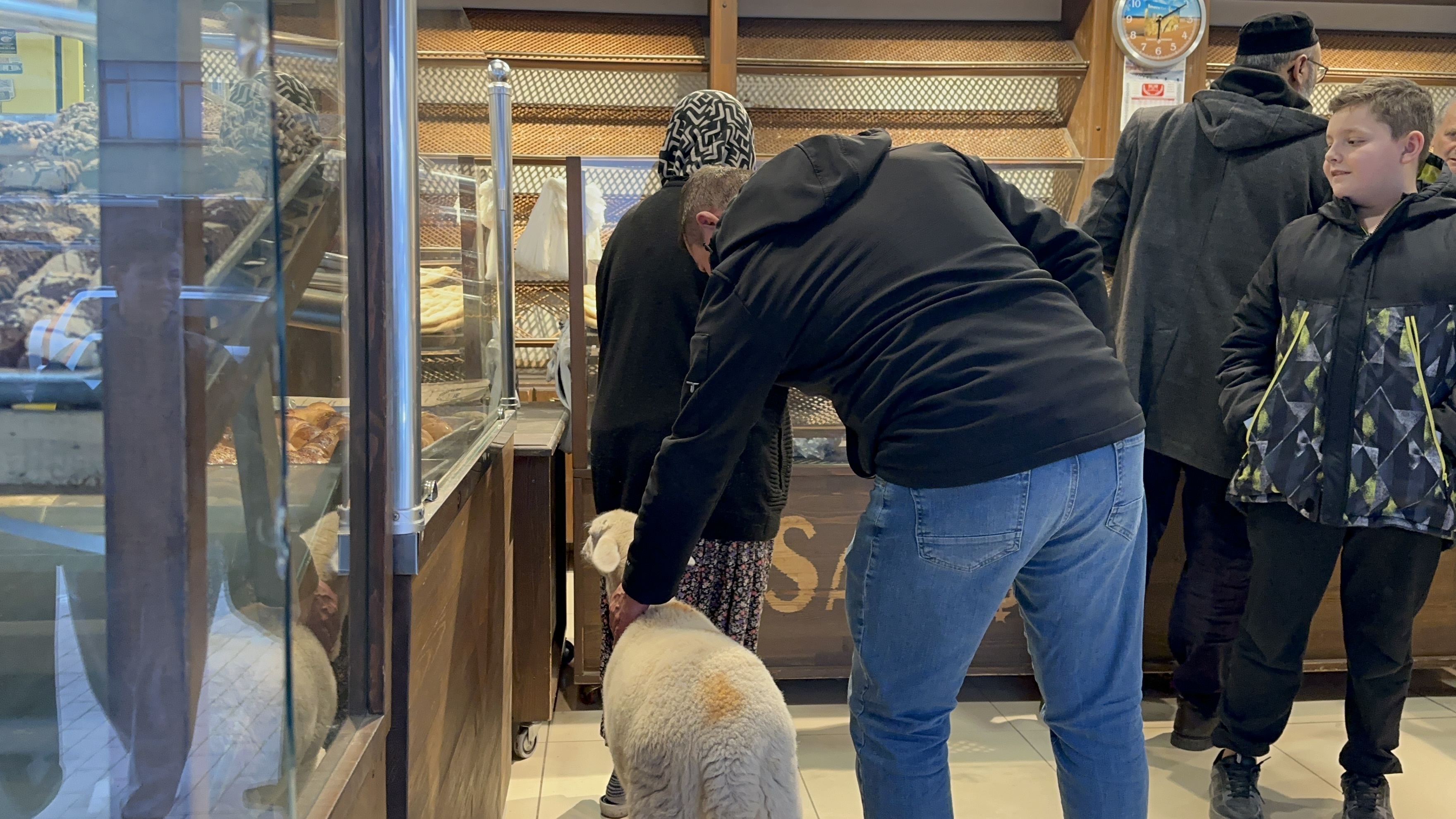 Kuzu 'Çorap', yanından ayrılmadığı sahibi ile pide sırasına giriyor - Görsel 7