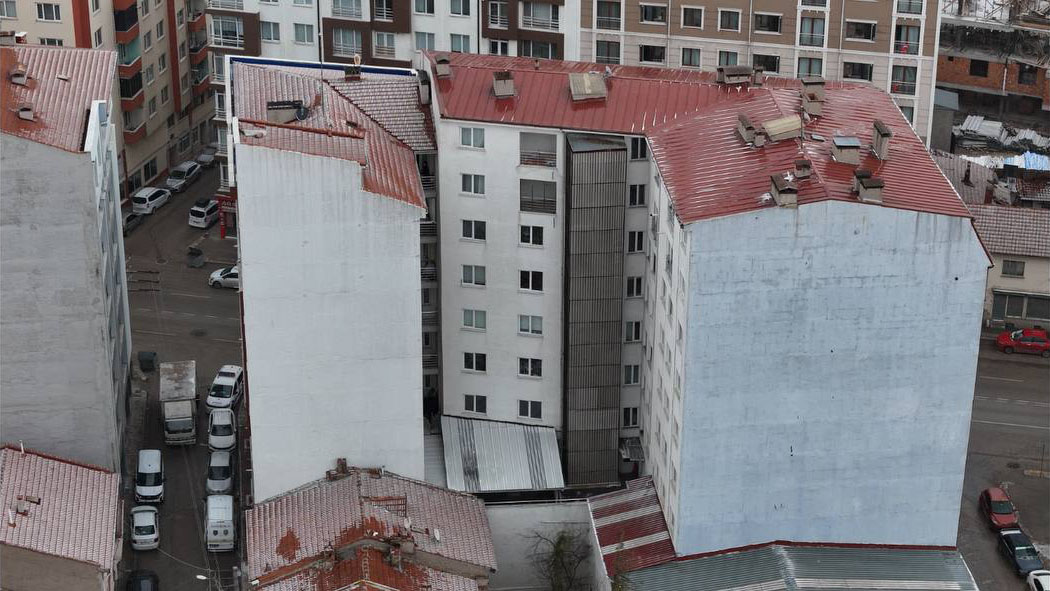 Evinin 7'nci kat penceresinden atladı, eşi de ölü bulundu - Görsel 7
