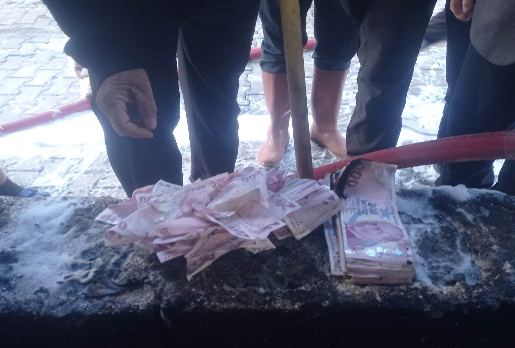 Evinde çıkan yangında 183 bin TL’si de yandı - Görsel 1