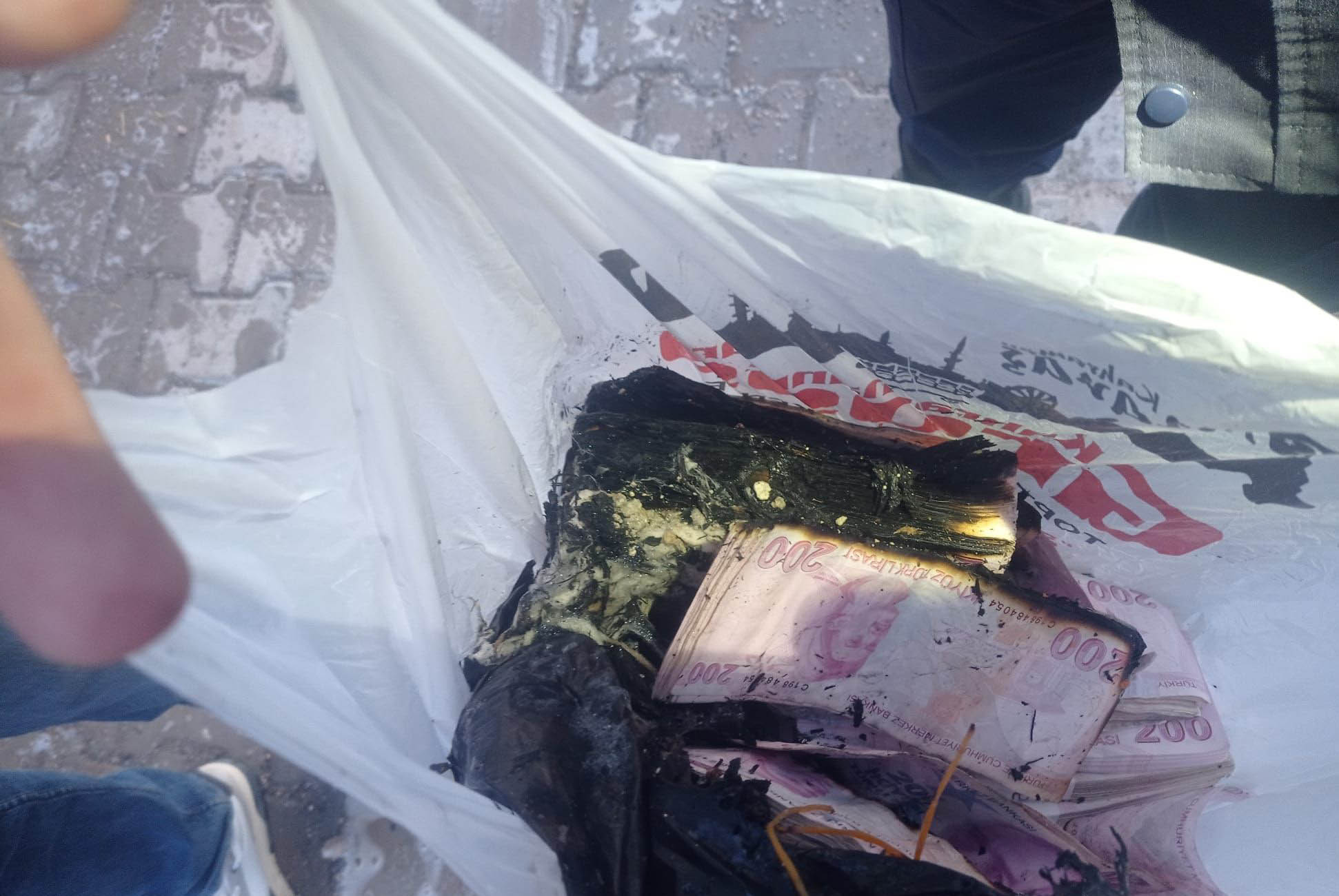 Evinde çıkan yangında 183 bin TL’si de yandı - Görsel 2