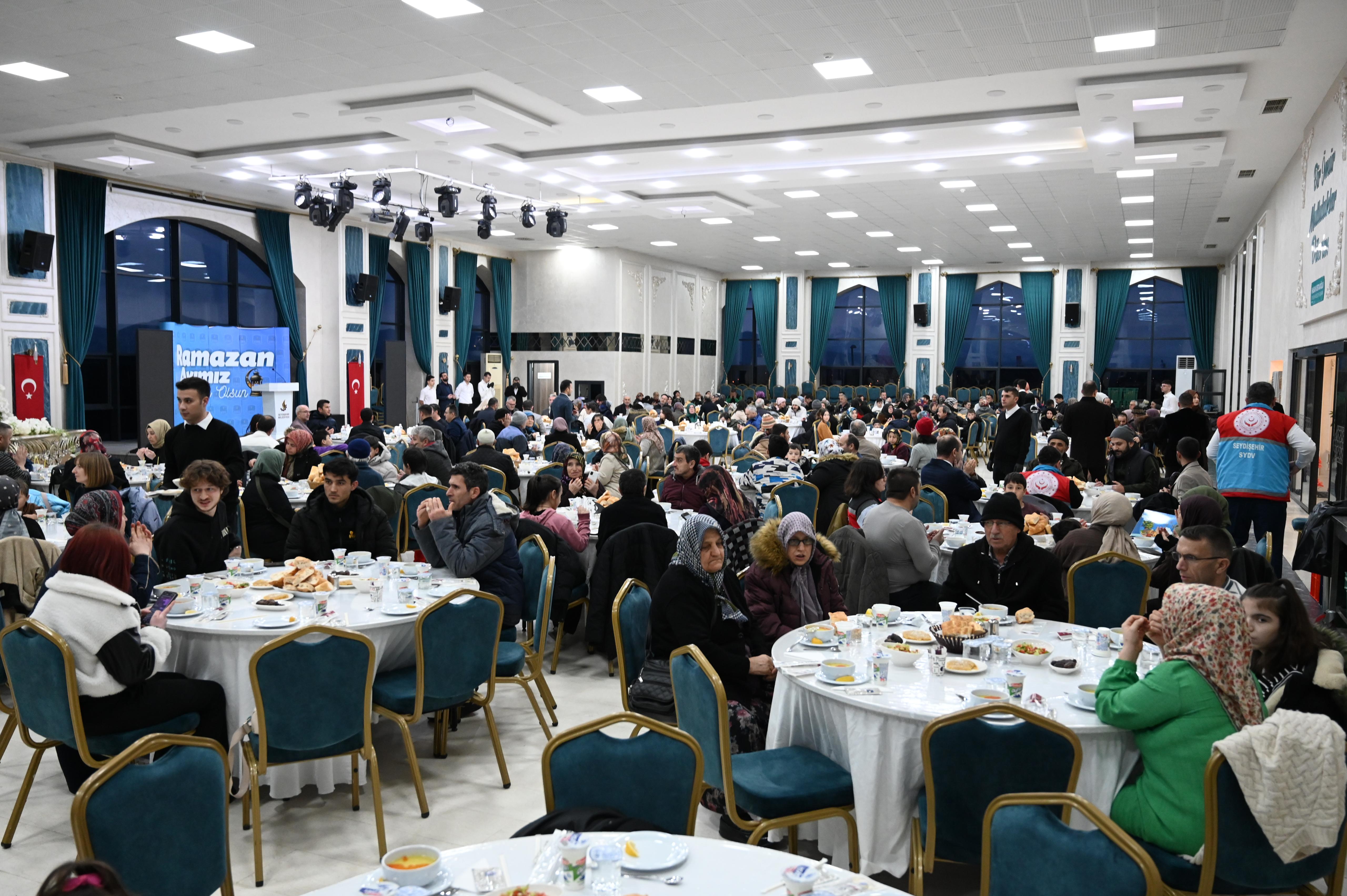 BAŞKAN USTAOĞLU, EVDE BAKIM HİZMETİ ALAN ENGELLİ BİREYLERLE BULUŞTU  - Görsel 1