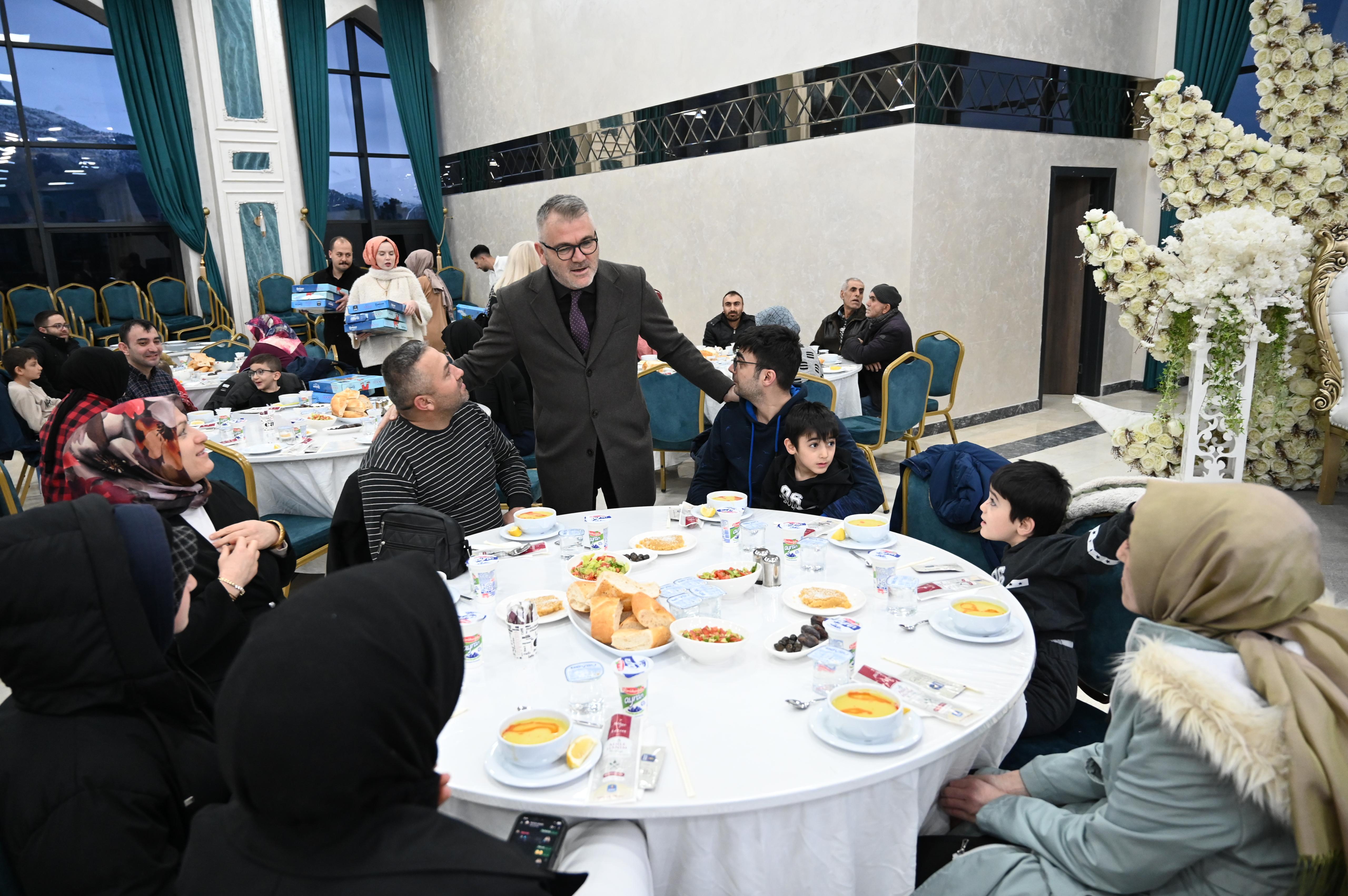 BAŞKAN USTAOĞLU, EVDE BAKIM HİZMETİ ALAN ENGELLİ BİREYLERLE BULUŞTU  - Görsel 2