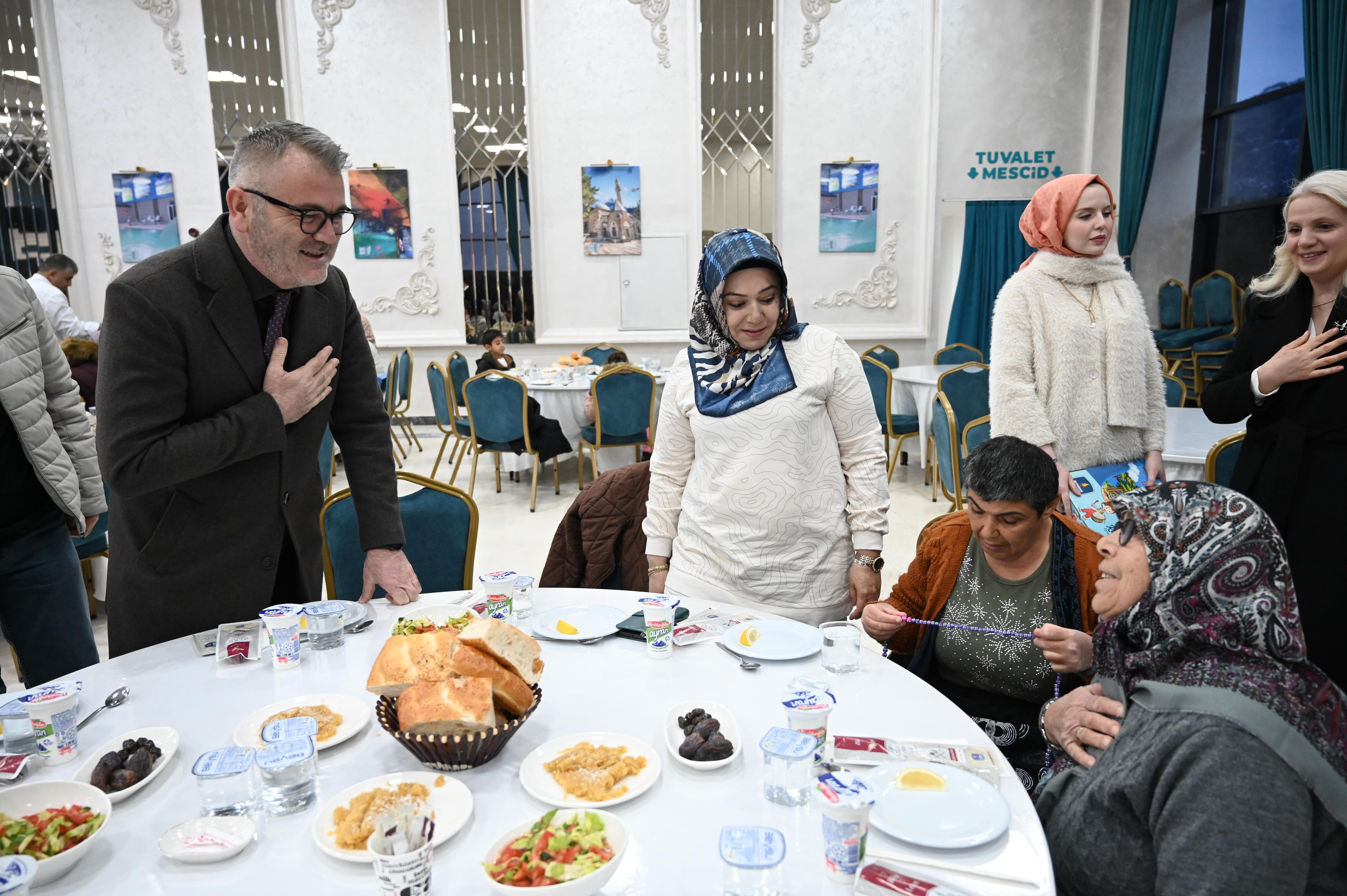 BAŞKAN USTAOĞLU, EVDE BAKIM HİZMETİ ALAN ENGELLİ BİREYLERLE BULUŞTU  - Görsel 5