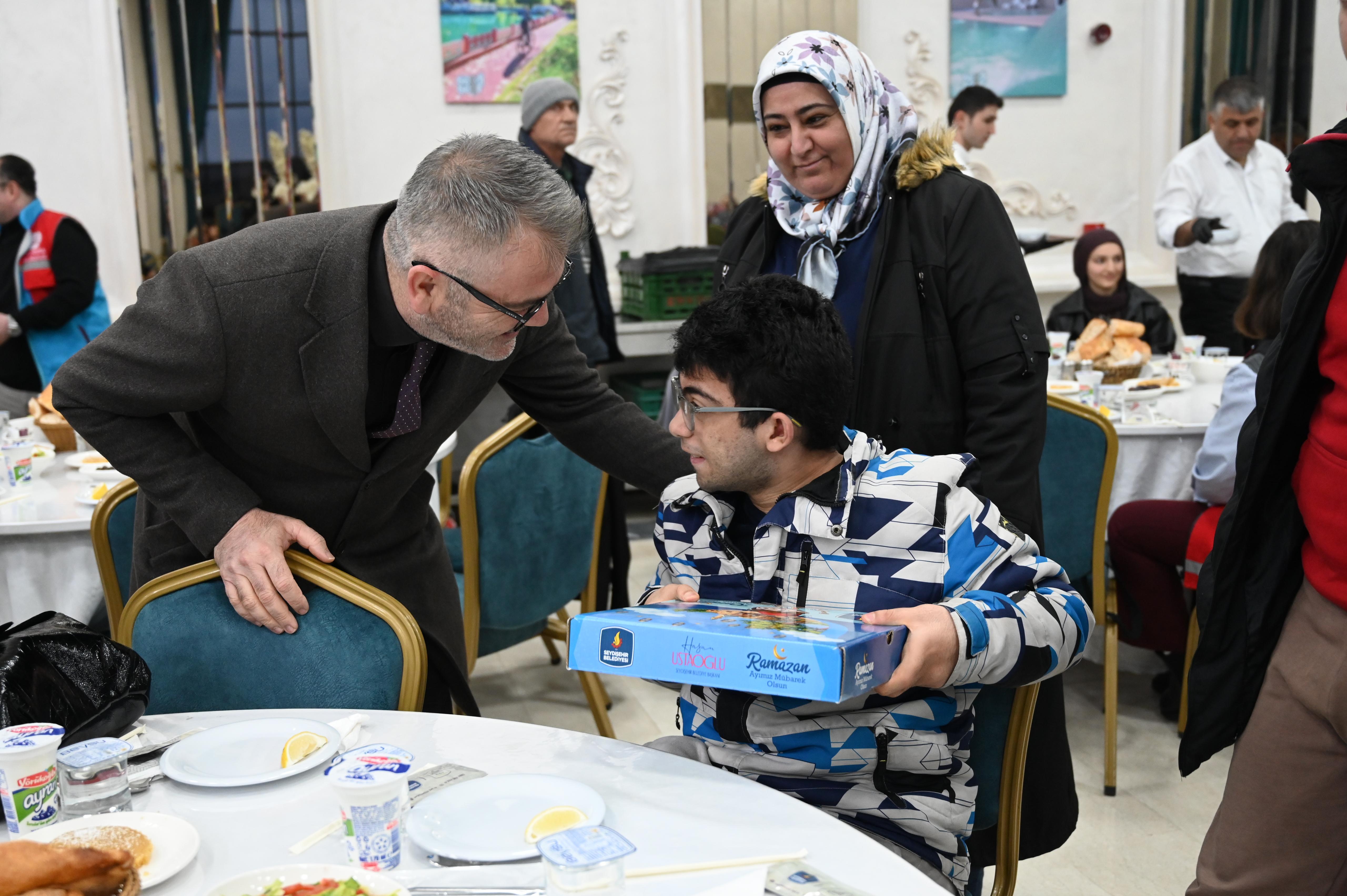 BAŞKAN USTAOĞLU, EVDE BAKIM HİZMETİ ALAN ENGELLİ BİREYLERLE BULUŞTU  - Görsel 6