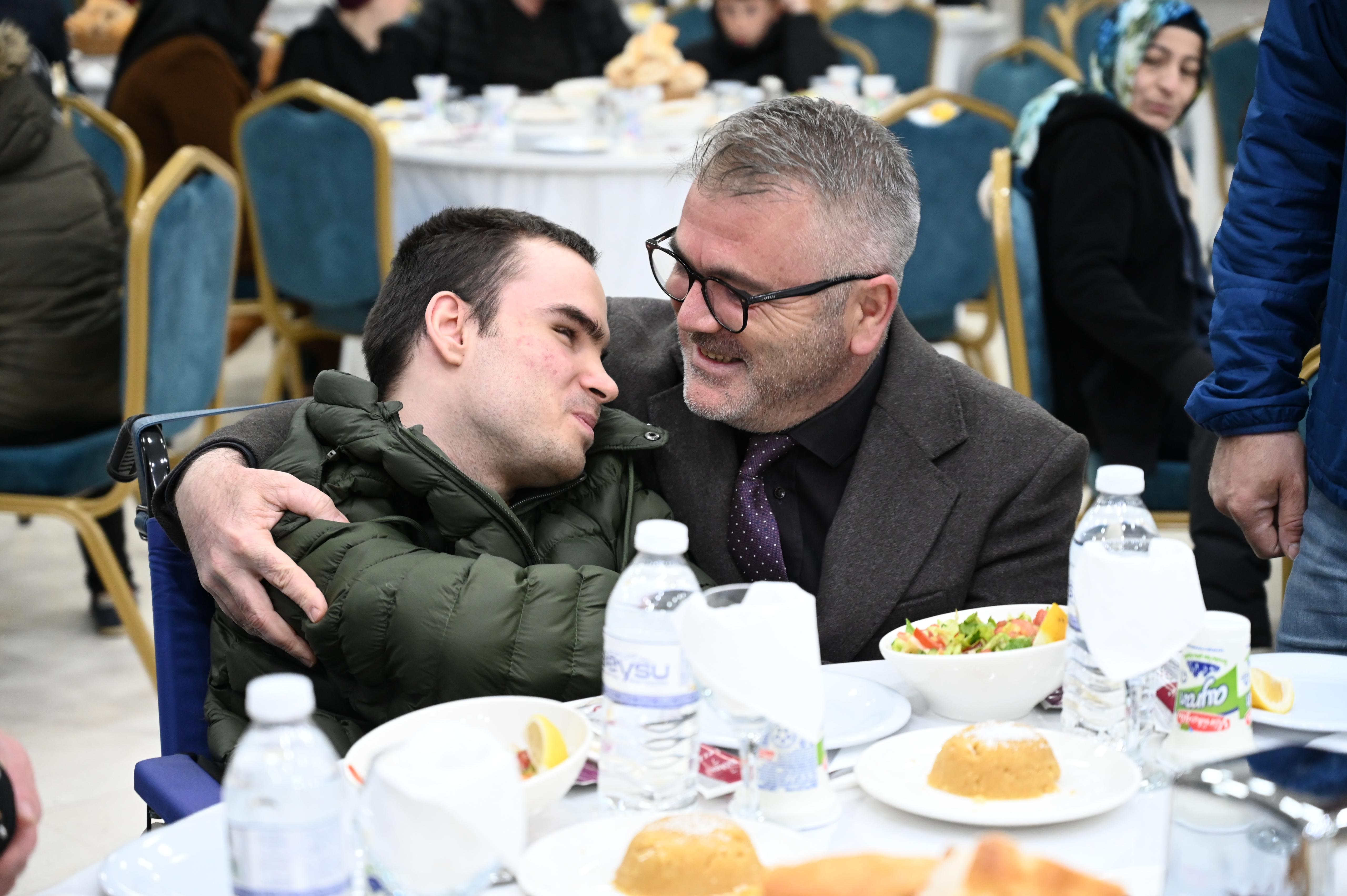 BAŞKAN USTAOĞLU, EVDE BAKIM HİZMETİ ALAN ENGELLİ BİREYLERLE BULUŞTU  - Görsel 8