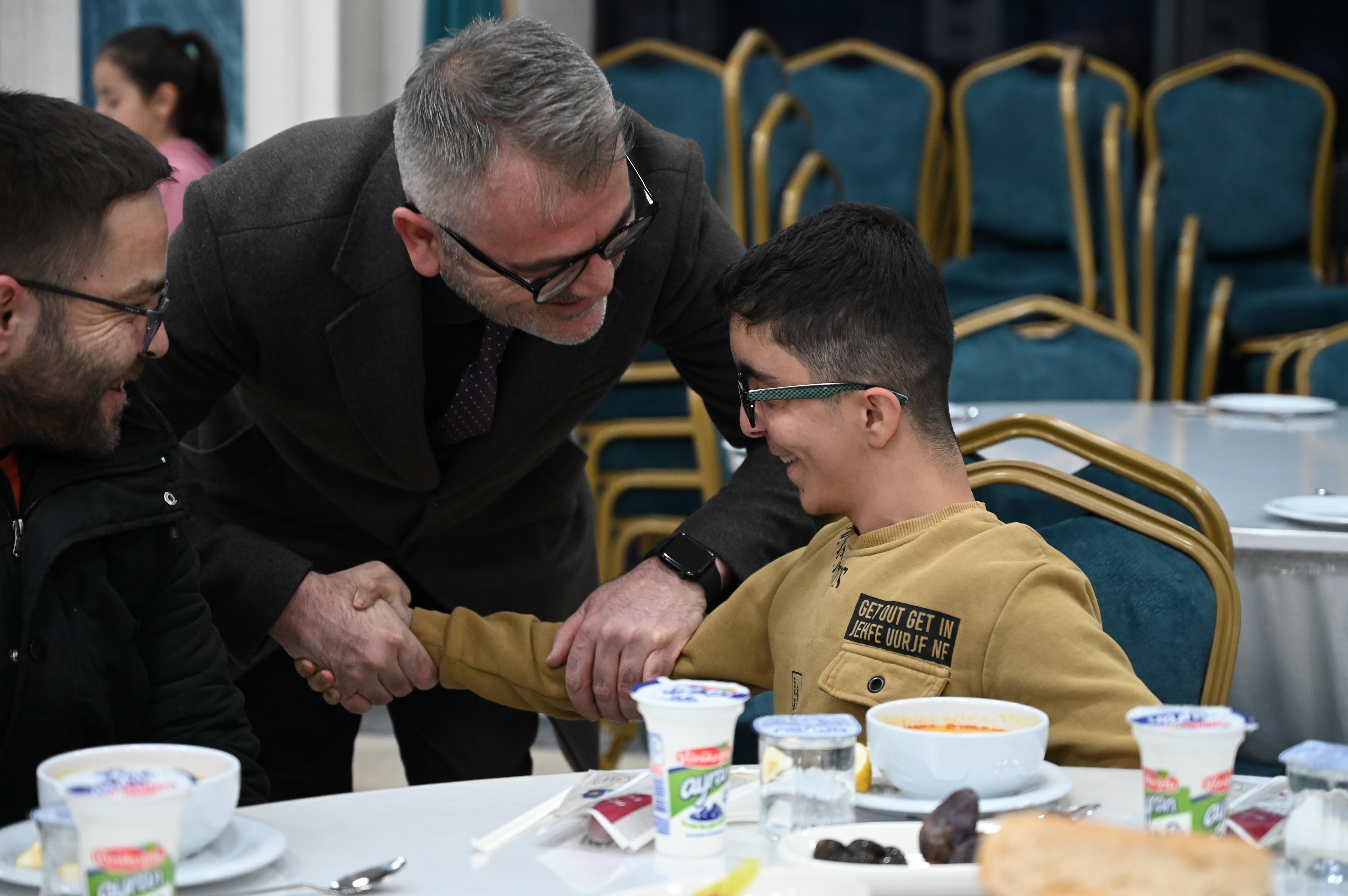 BAŞKAN USTAOĞLU, EVDE BAKIM HİZMETİ ALAN ENGELLİ BİREYLERLE BULUŞTU  - Görsel 9