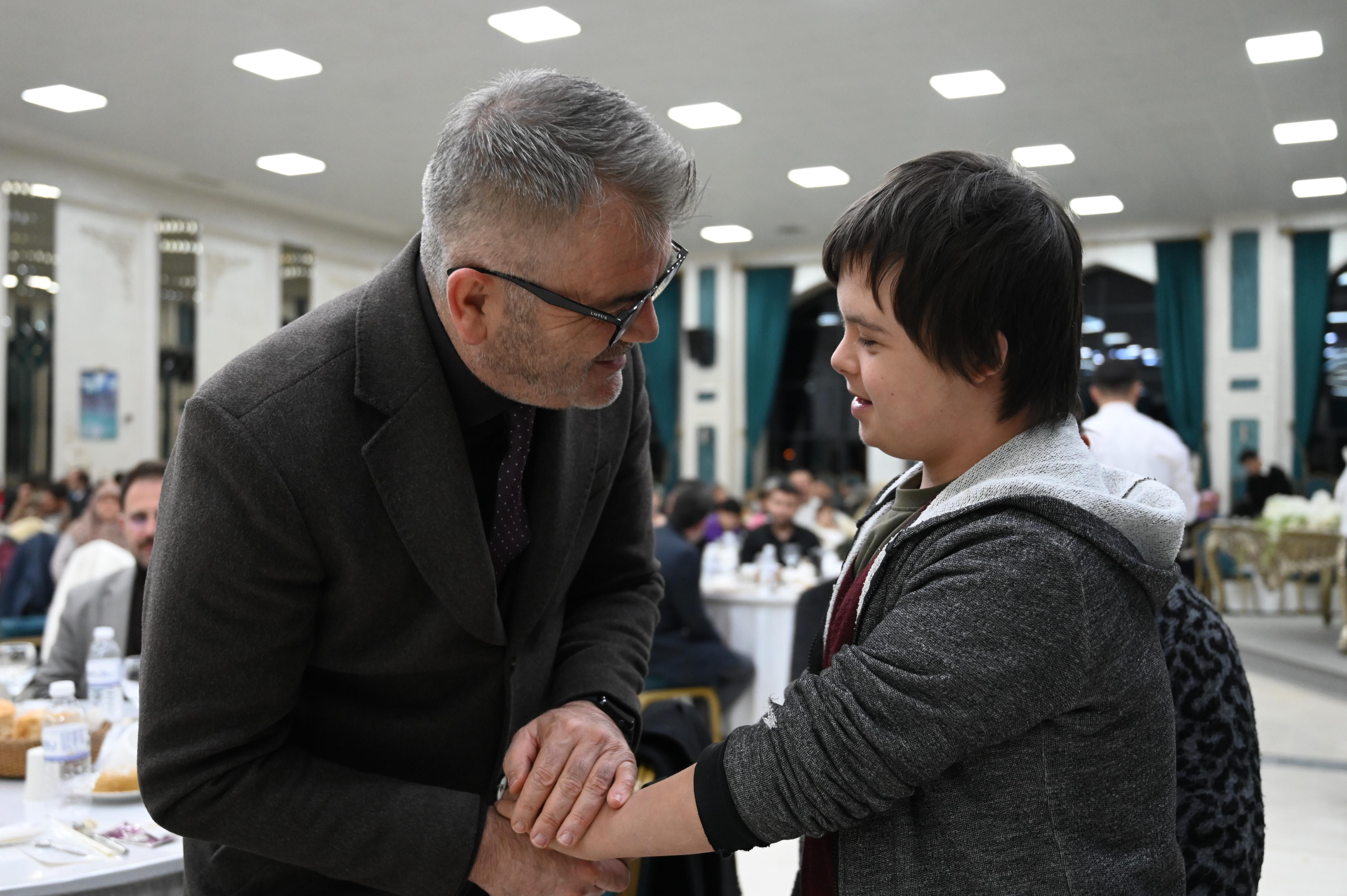 BAŞKAN USTAOĞLU, EVDE BAKIM HİZMETİ ALAN ENGELLİ BİREYLERLE BULUŞTU  - Görsel 11