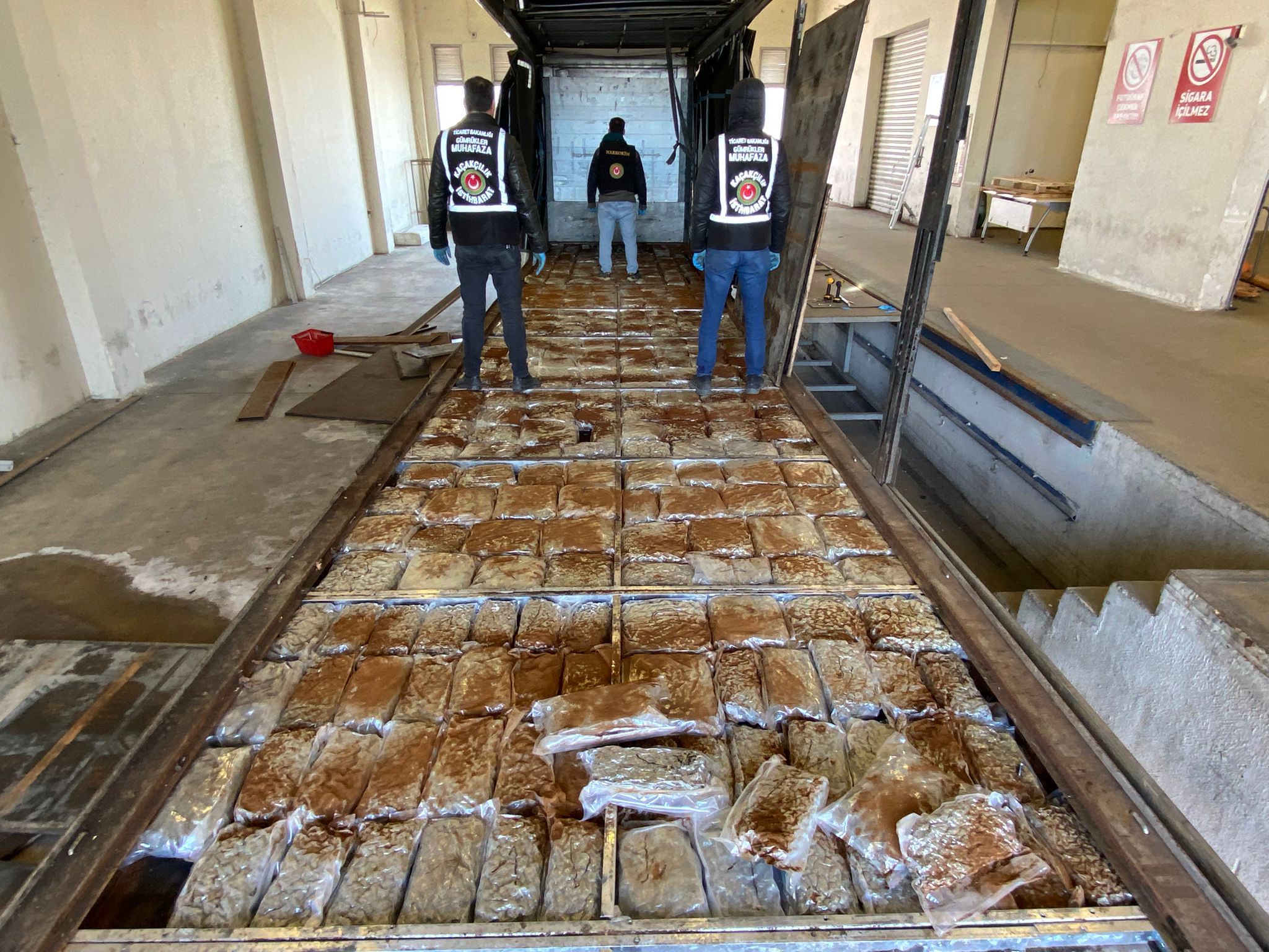 Gümrüklerde 828 milyon liralık uyuşturucu ele geçirildi - Görsel 2