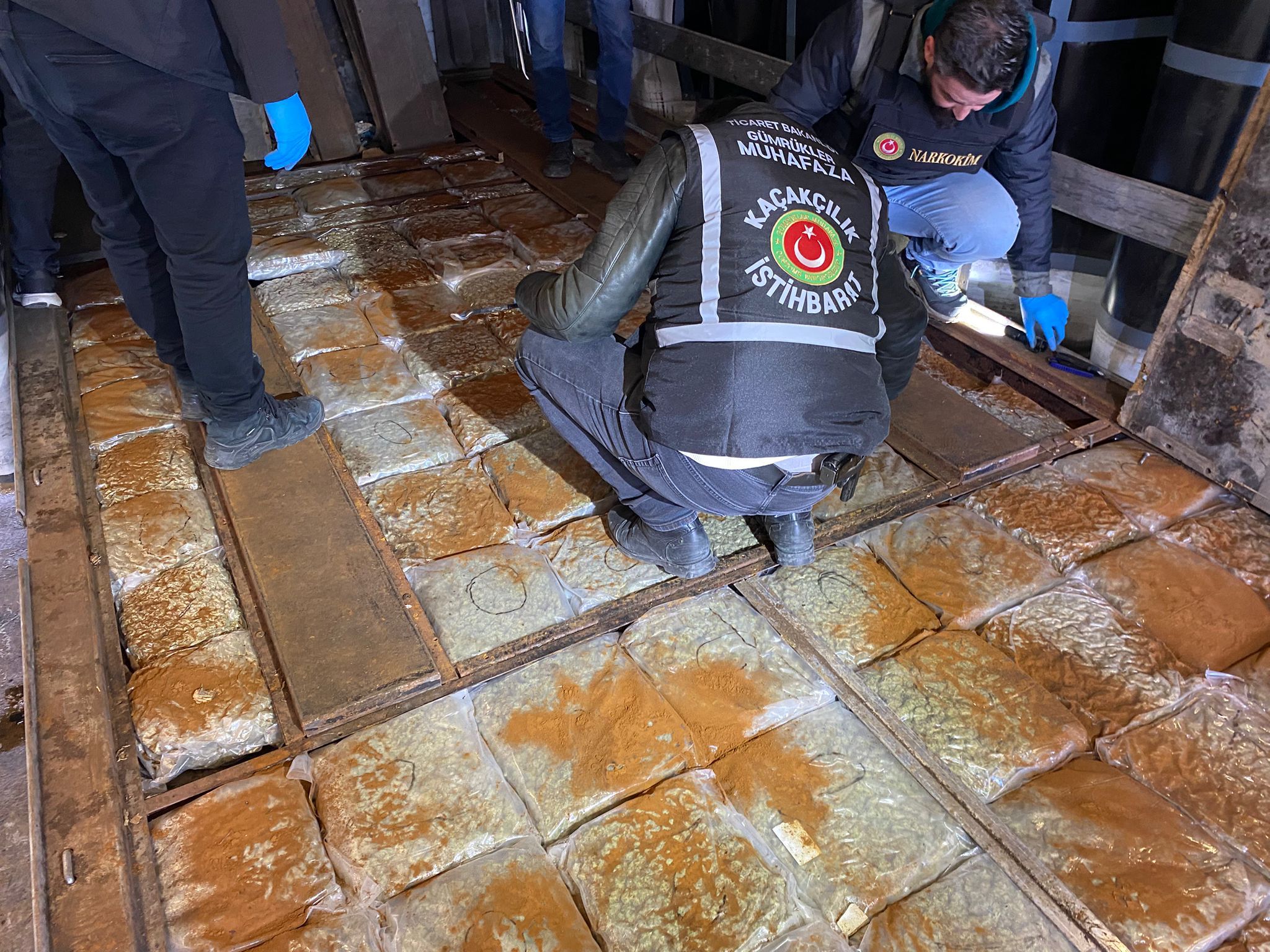 Gümrüklerde 828 milyon liralık uyuşturucu ele geçirildi - Görsel 6