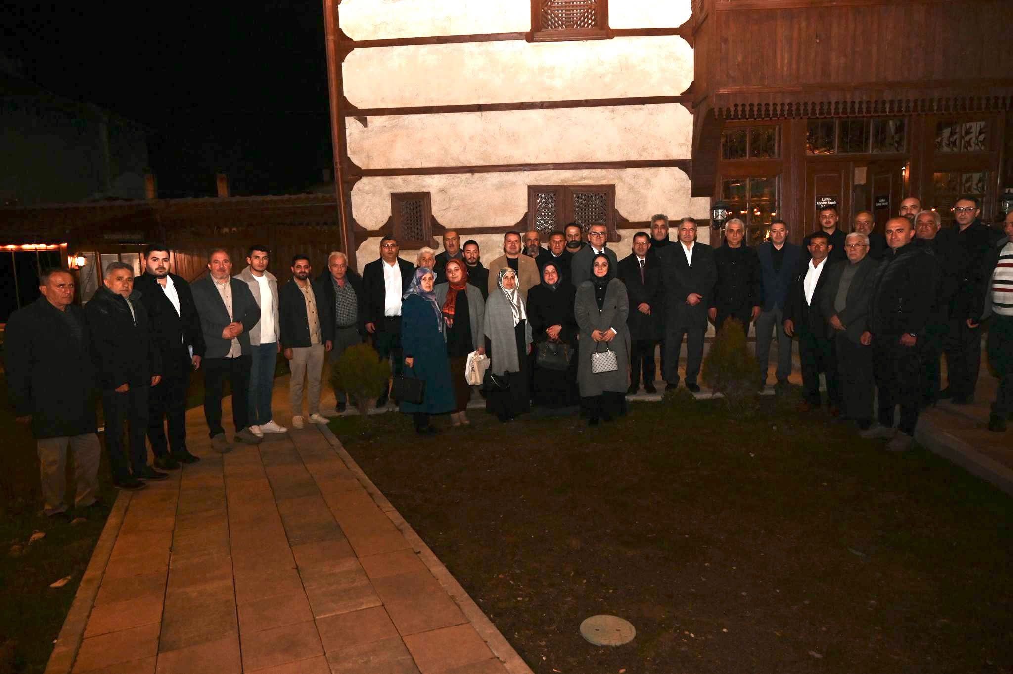 KONYA MİLLETVEKİLİ ALTUNYALDIZ SEYDİŞEHİR’DE ESNAF VE TEŞKİLATLA BULUŞTU - Görsel 1