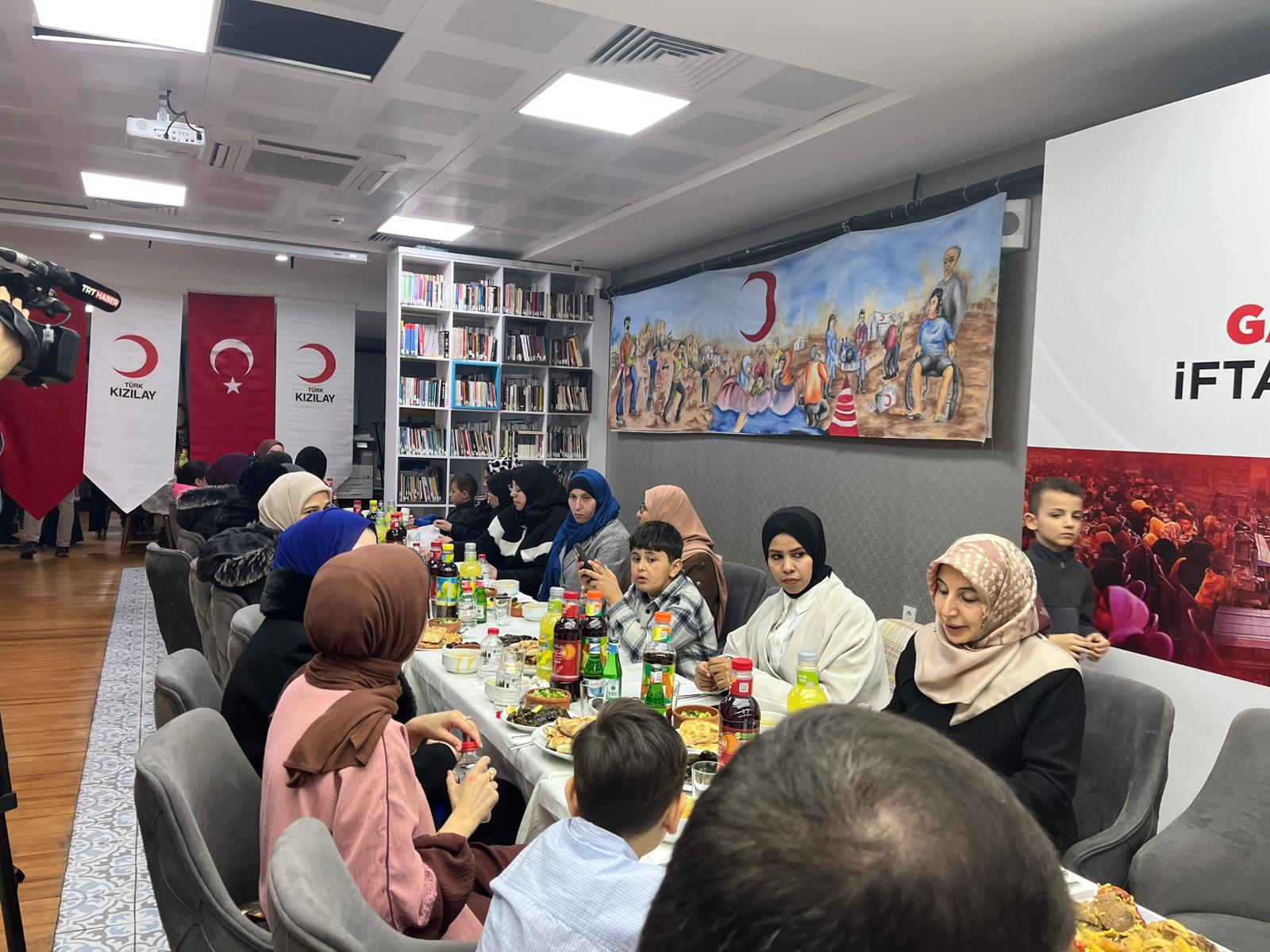 Kızılay Genel Başkanı Yılmaz, Gazzeli kadınlar ile iftarda bir araya geldi - Görsel 1