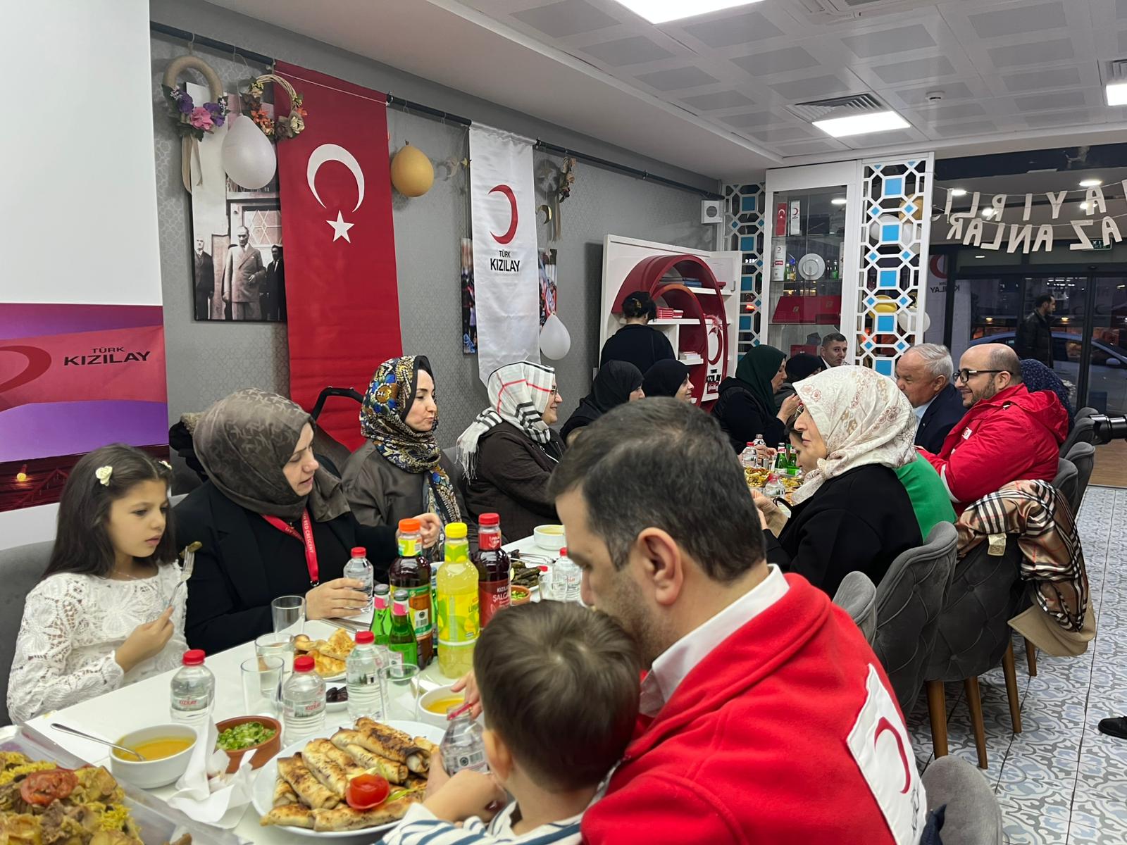 Kızılay Genel Başkanı Yılmaz, Gazzeli kadınlar ile iftarda bir araya geldi - Görsel 4