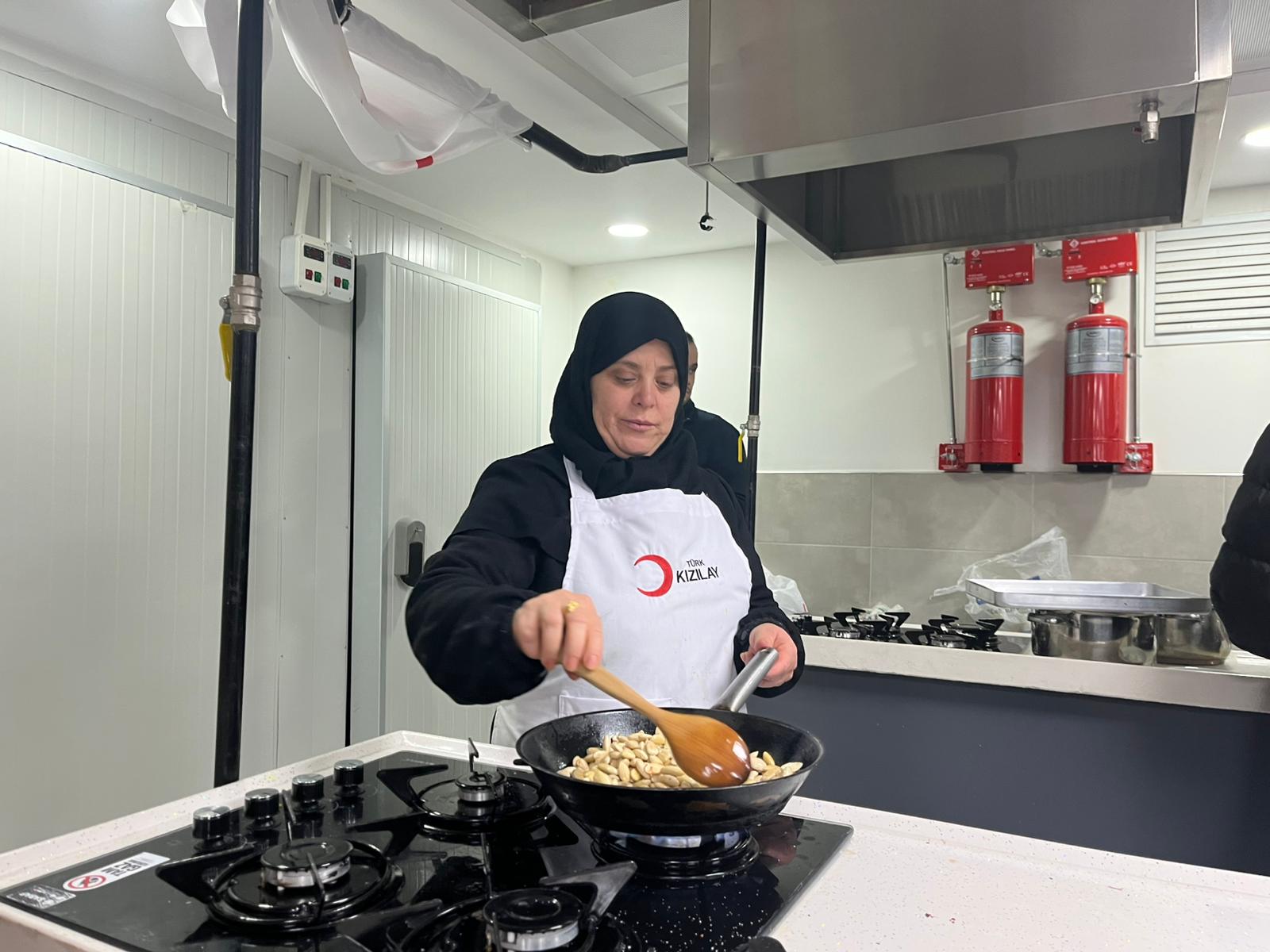 Kızılay Genel Başkanı Yılmaz, Gazzeli kadınlar ile iftarda bir araya geldi - Görsel 5