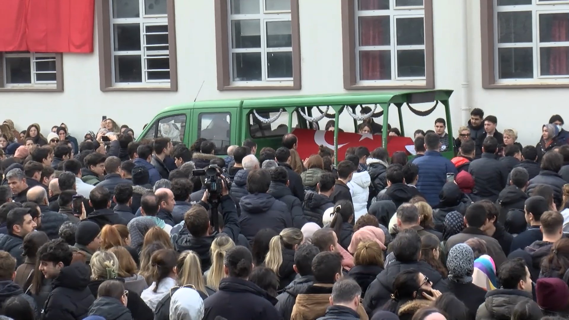 İstanbul- Öğrencisi tarafından öldürülen Fatma Nur Çelik için okulda tören düzenlendi  - Görsel 1