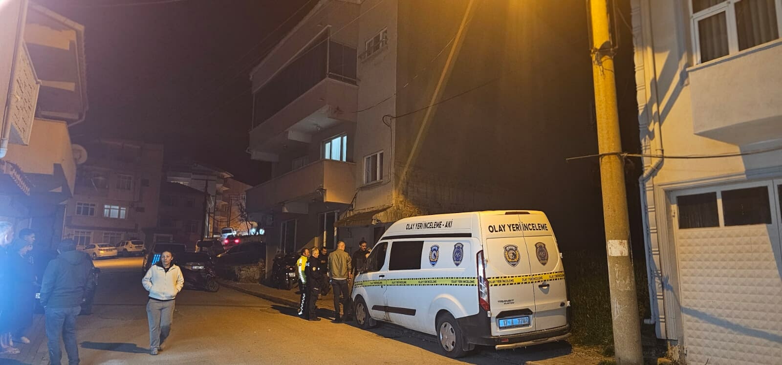 Çanakkale’de Yüksek faiz vaadiyle  vatandaşları 300 milyon lira dolandırdığı ileri sürülen emlakçı, evinde ölü bulundu - Görsel 1