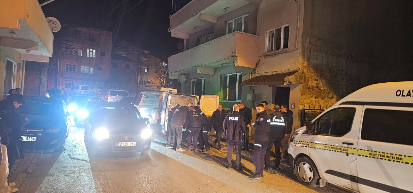 Çanakkale’de Yüksek faiz vaadiyle  vatandaşları 300 milyon lira dolandırdığı ileri sürülen emlakçı, evinde ölü bulundu - Görsel 2