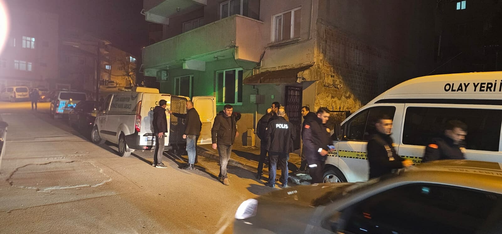 Çanakkale’de Yüksek faiz vaadiyle  vatandaşları 300 milyon lira dolandırdığı ileri sürülen emlakçı, evinde ölü bulundu - Görsel 3