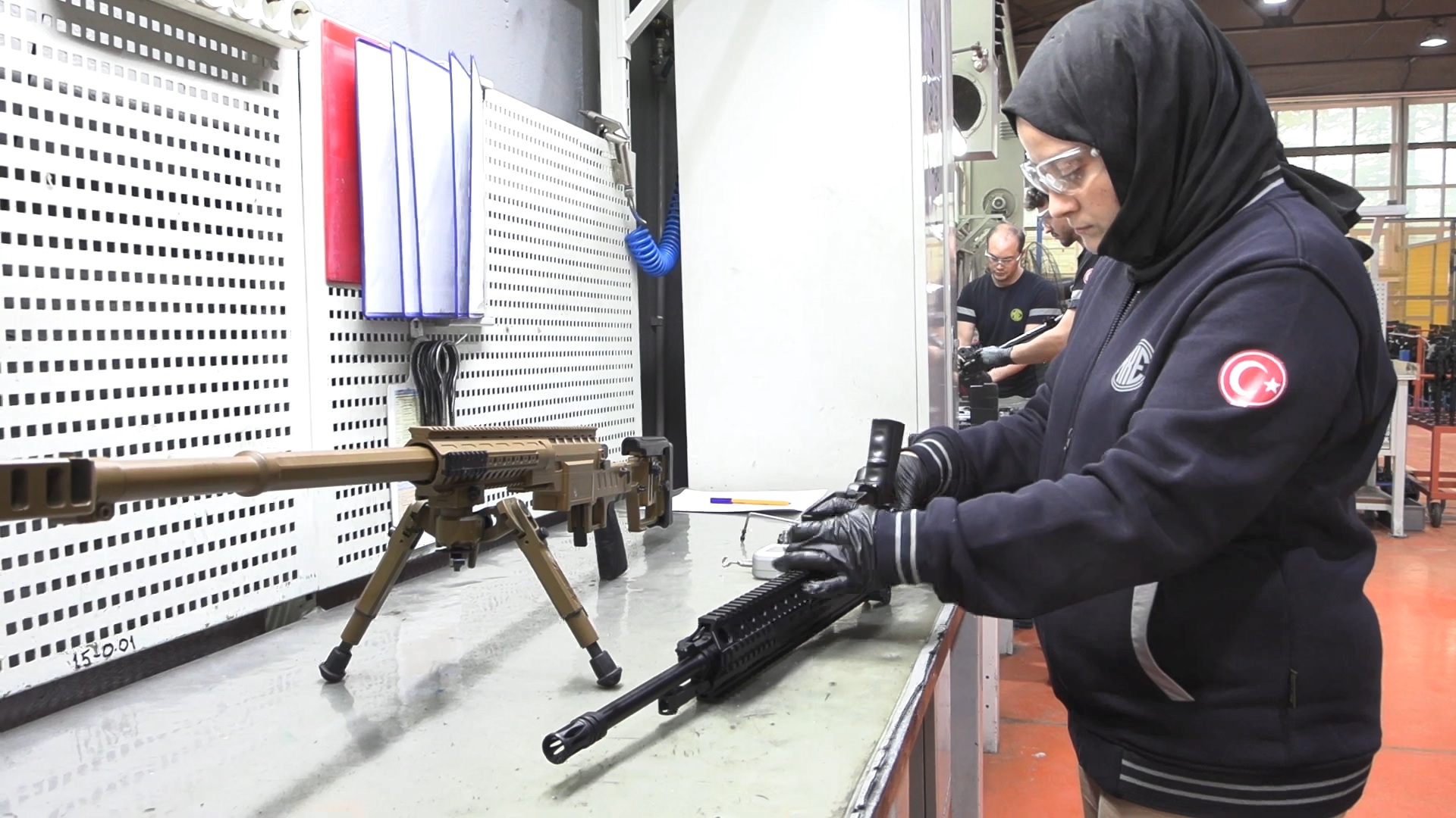 Ankara - Mühendis Ümmügülsüm, Mehmetçik'in silahını test ediyor - Görsel 1