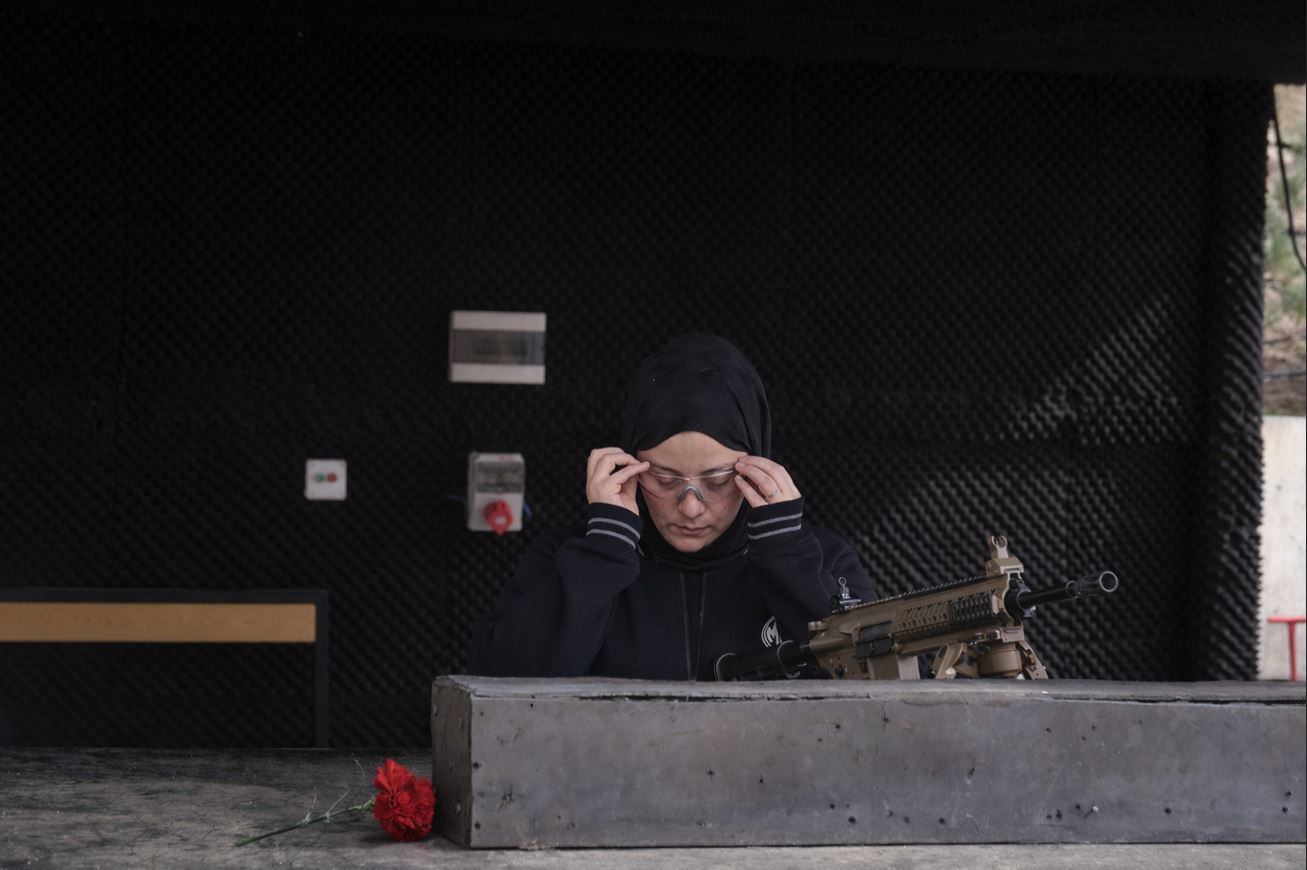 Ankara - Mühendis Ümmügülsüm, Mehmetçik'in silahını test ediyor - Görsel 2