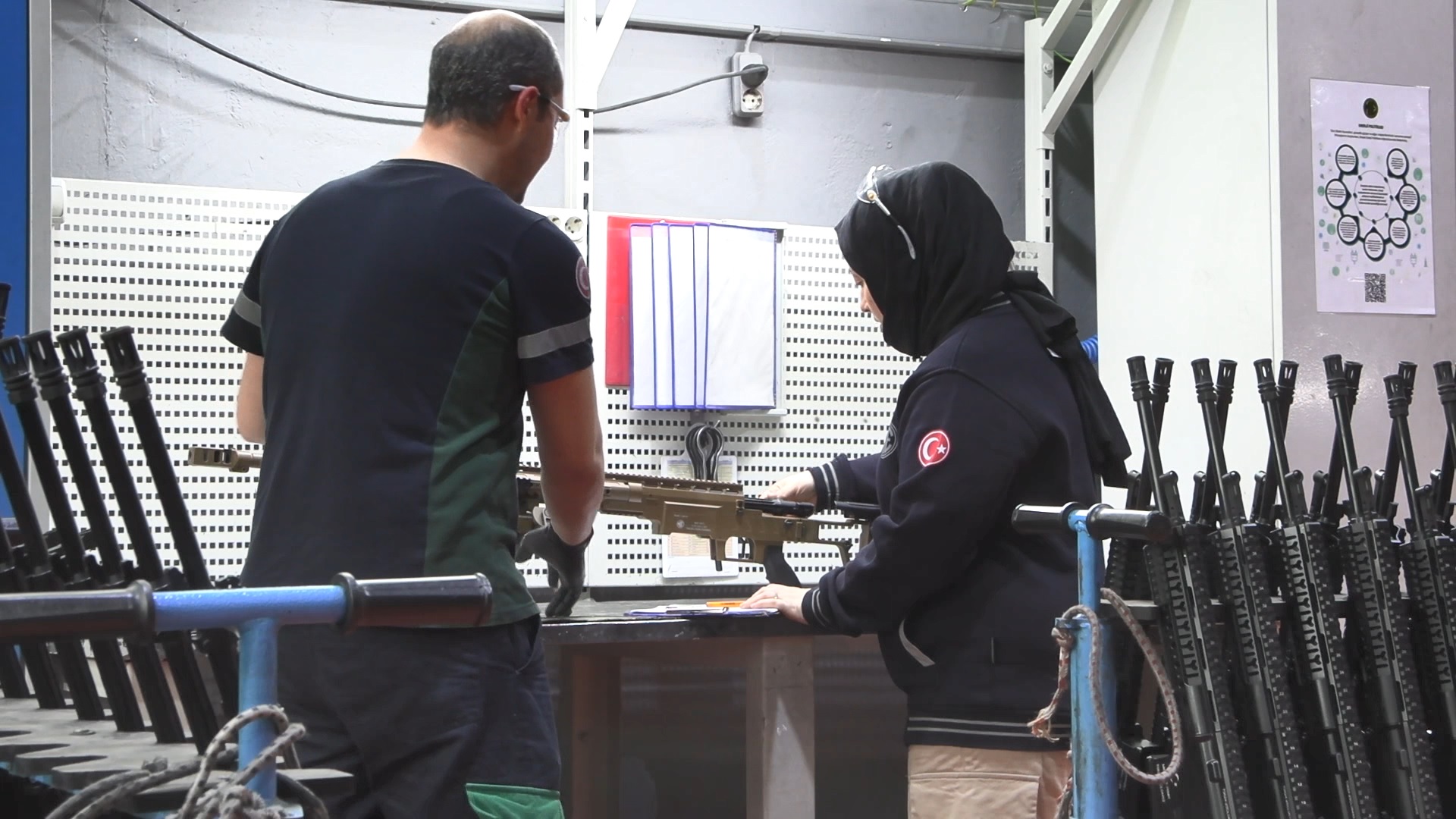 Ankara - Mühendis Ümmügülsüm, Mehmetçik'in silahını test ediyor - Görsel 3