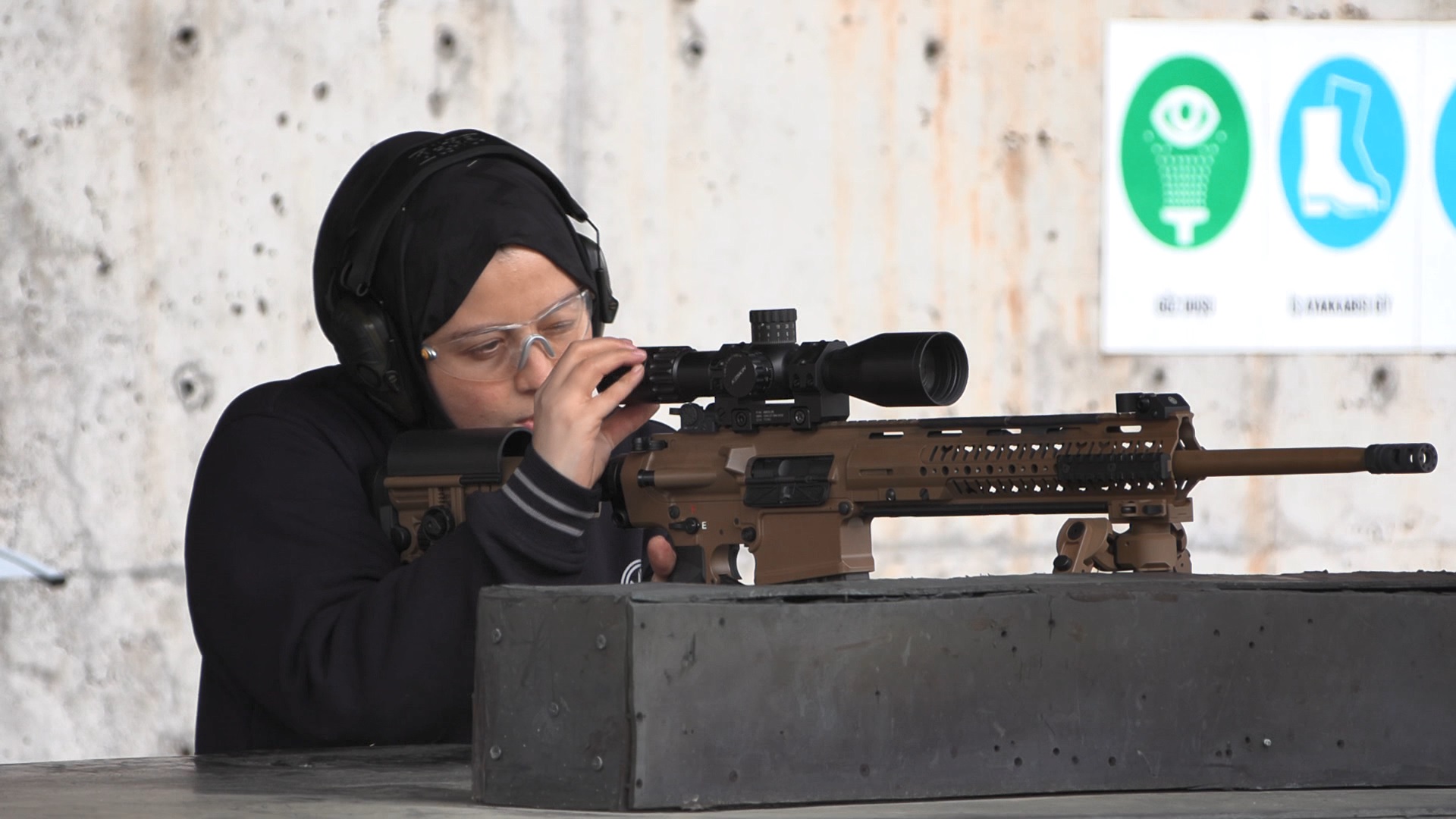 Ankara - Mühendis Ümmügülsüm, Mehmetçik'in silahını test ediyor - Görsel 5