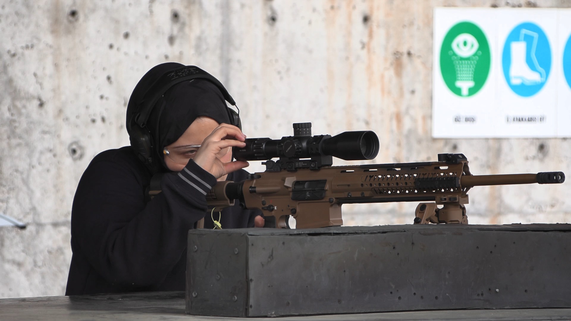 Ankara - Mühendis Ümmügülsüm, Mehmetçik'in silahını test ediyor - Görsel 6