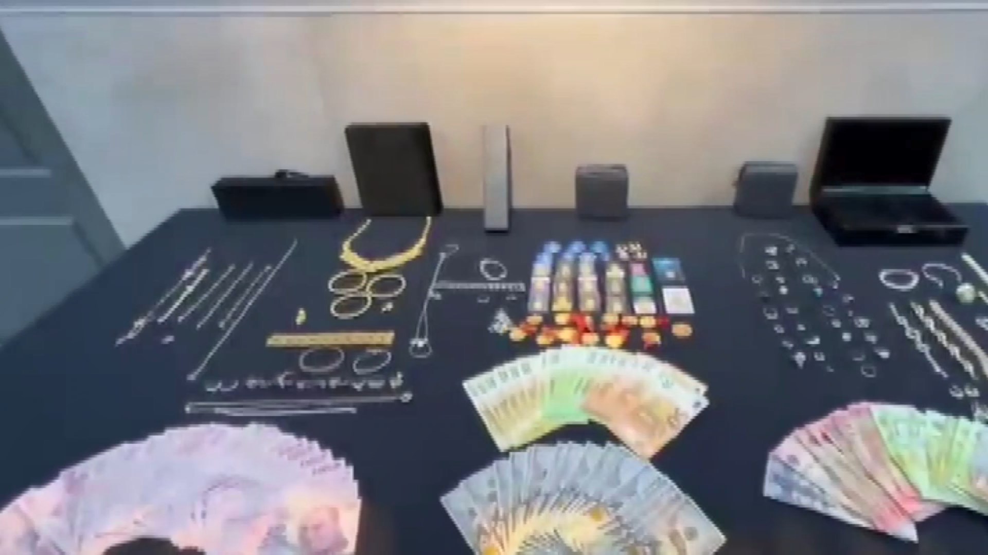 Kendilerini polis ve savcı olarak tanıtıp 15 milyon lira dolandıran şüpheliler yakalandı - Görsel 4