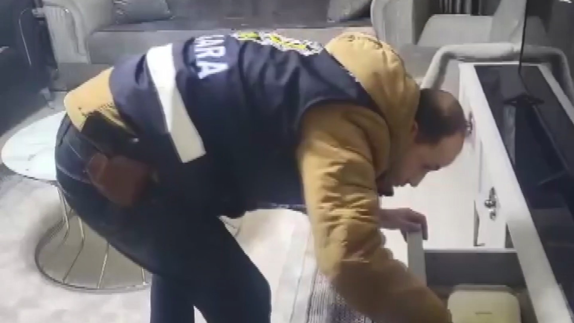 Kendilerini polis ve savcı olarak tanıtıp 15 milyon lira dolandıran şüpheliler yakalandı - Görsel 6