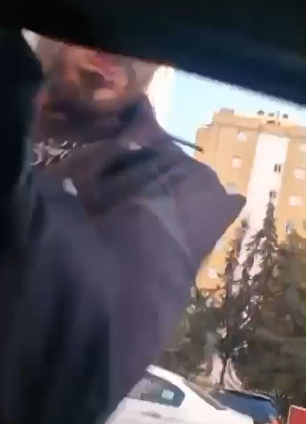 Adana'da trafikte tartıştıkları sürücünün önünü kesip, aracın camını yumrukladılar; o anlar kamerada - Görsel 3