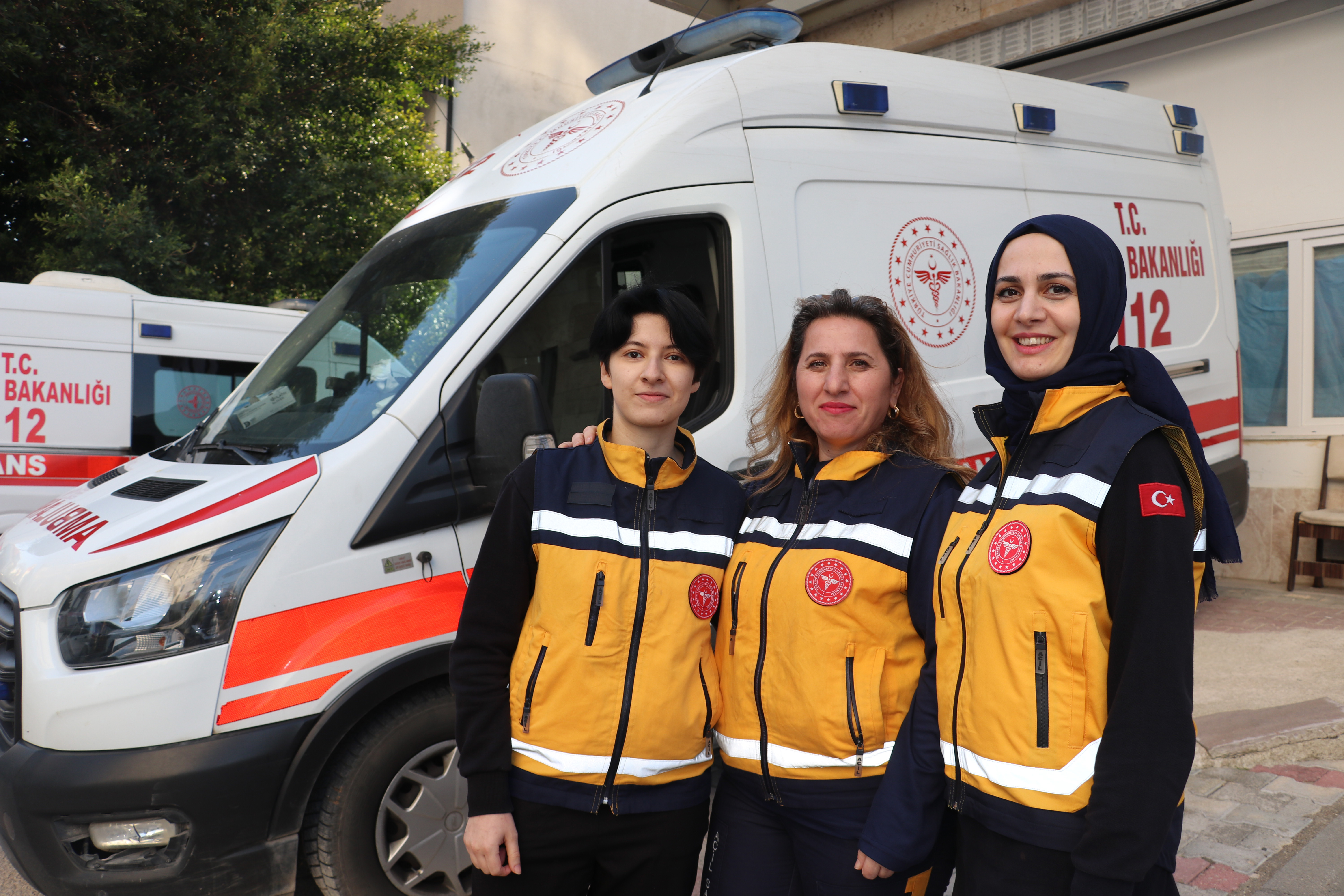 Ambulans şoförü Gülser: Direksiyonda saniyelerle yarışıyoruz - Görsel 1