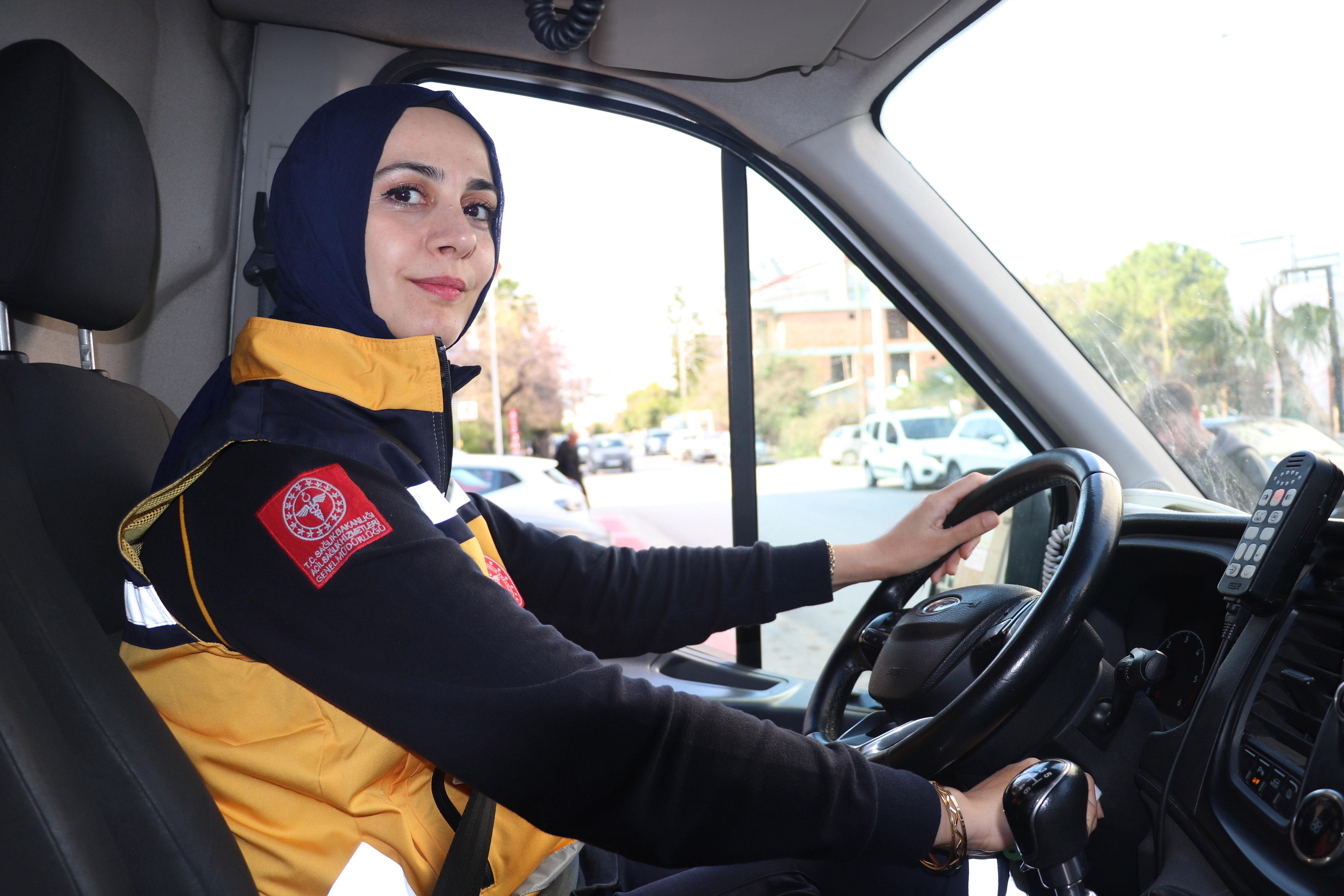 Ambulans şoförü Gülser: Direksiyonda saniyelerle yarışıyoruz - Görsel 2