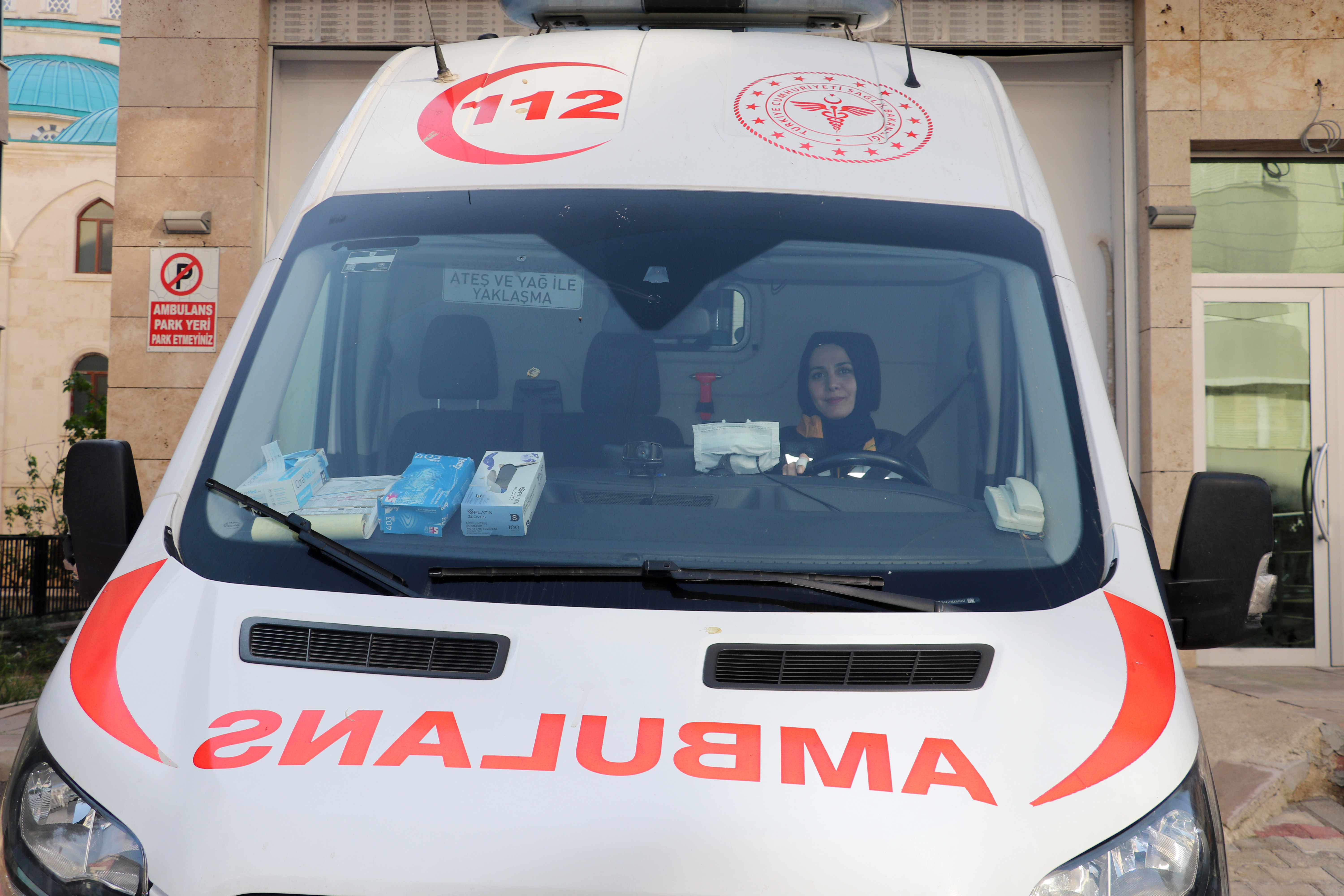 Ambulans şoförü Gülser: Direksiyonda saniyelerle yarışıyoruz - Görsel 3
