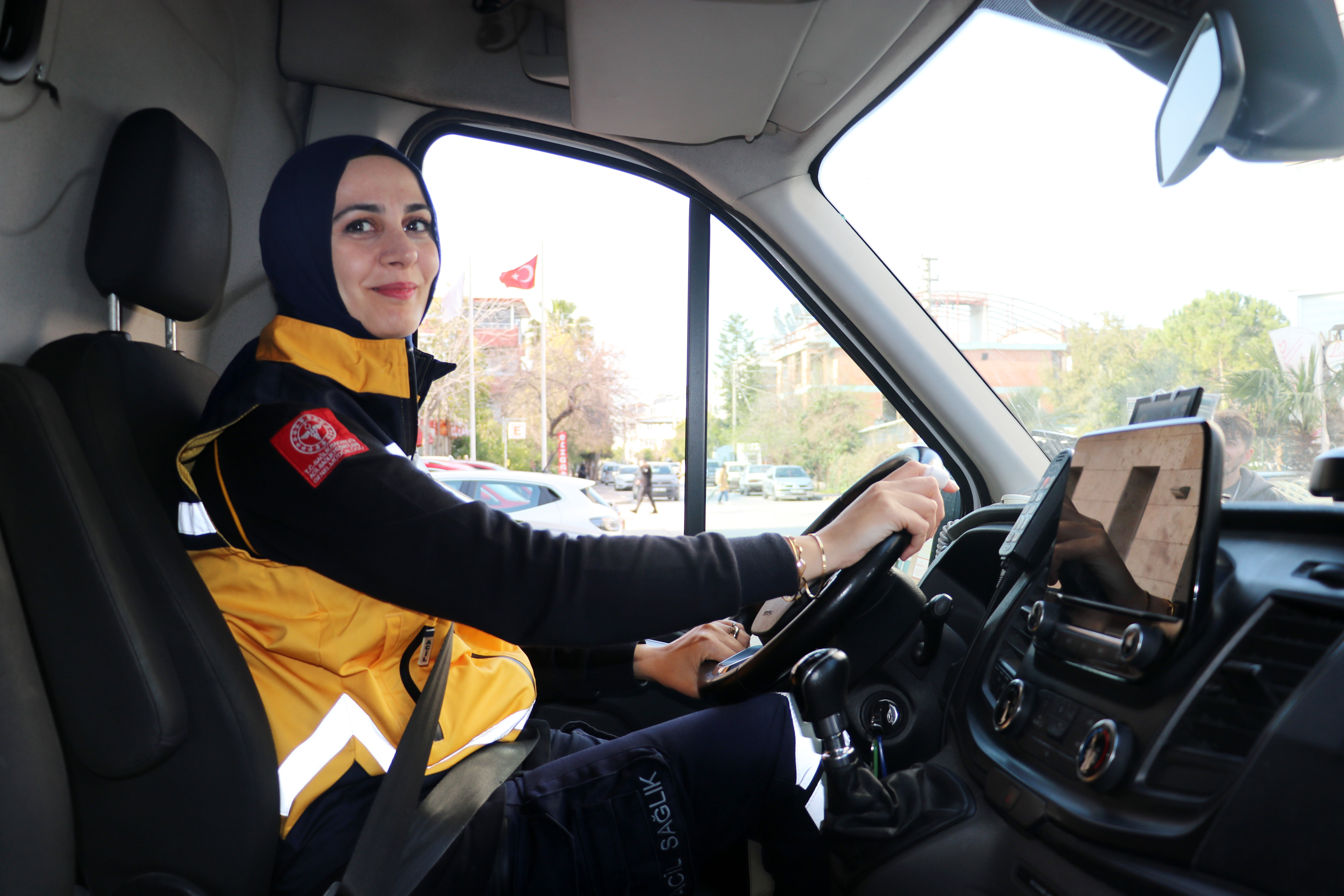 Ambulans şoförü Gülser: Direksiyonda saniyelerle yarışıyoruz - Görsel 4