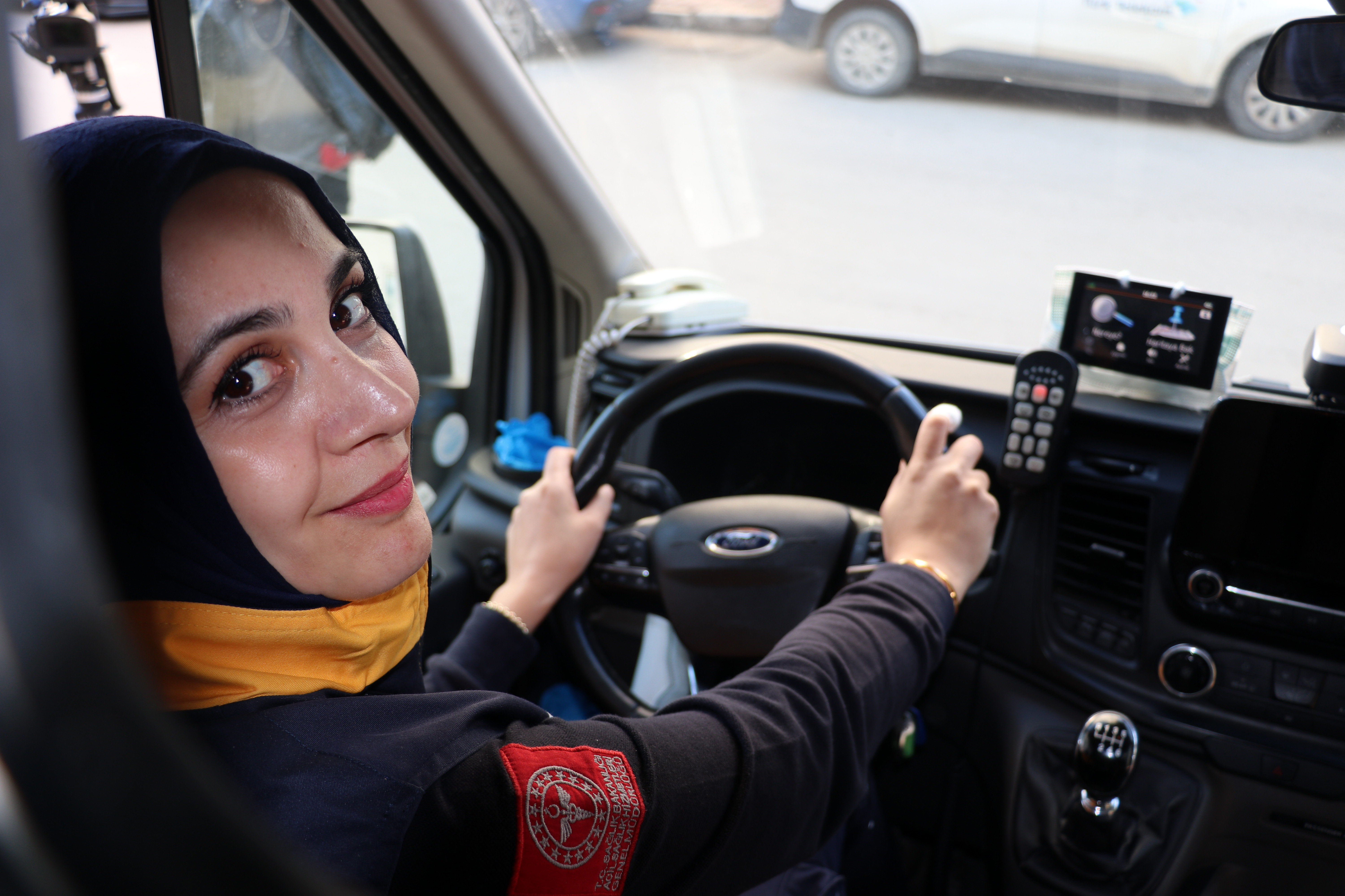 Ambulans şoförü Gülser: Direksiyonda saniyelerle yarışıyoruz - Görsel 6