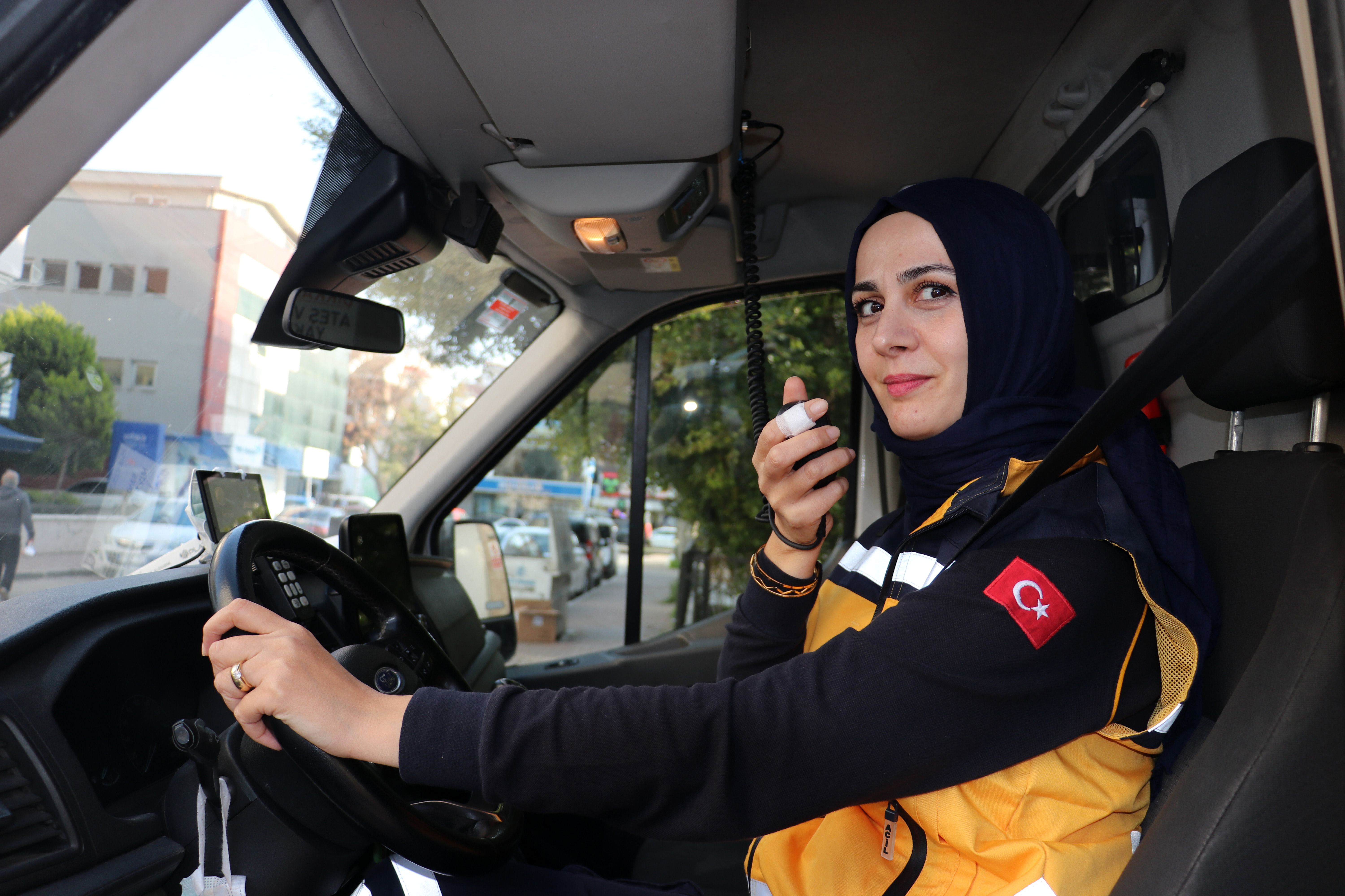 Ambulans şoförü Gülser: Direksiyonda saniyelerle yarışıyoruz - Görsel 7