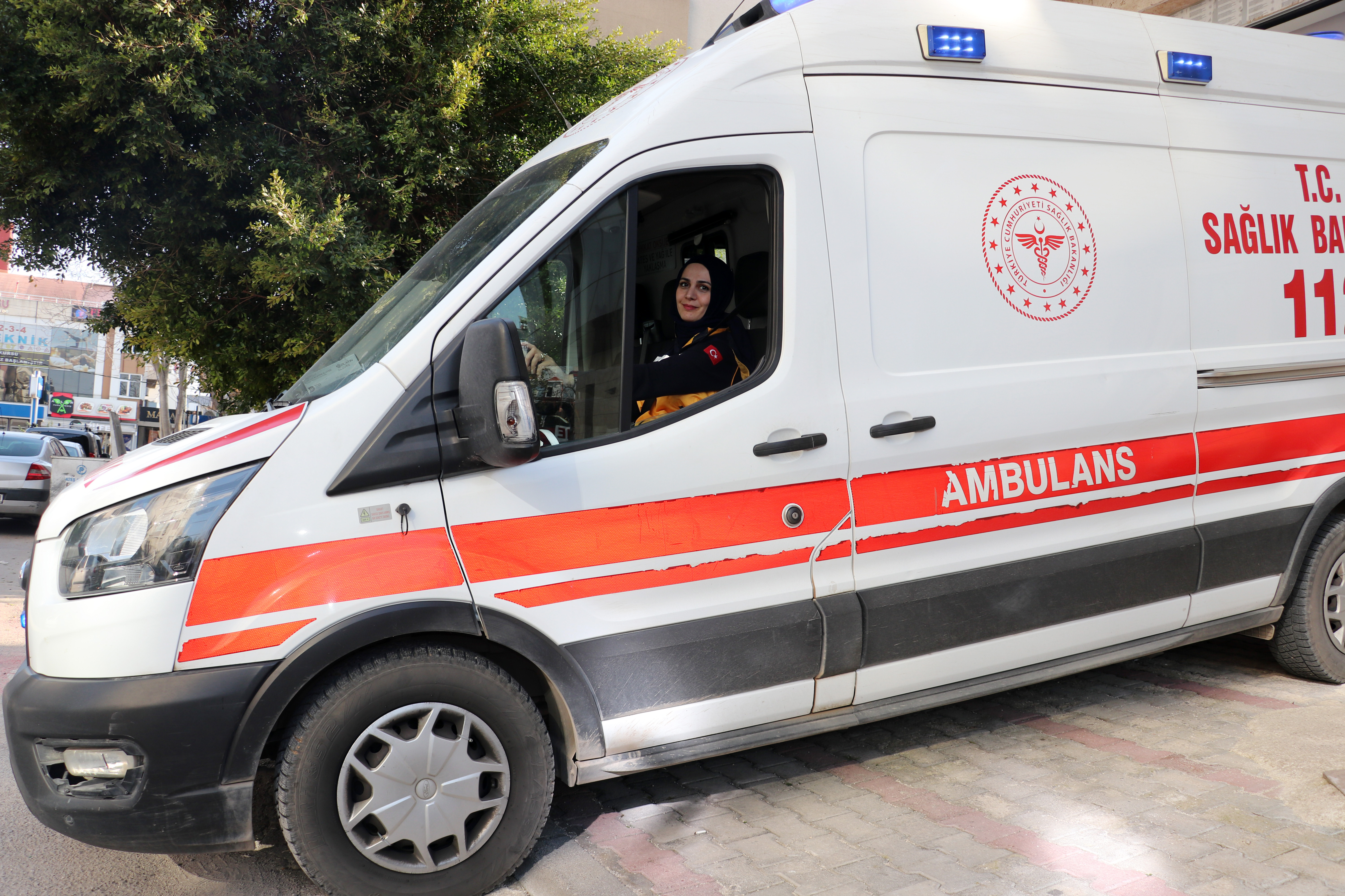 Ambulans şoförü Gülser: Direksiyonda saniyelerle yarışıyoruz - Görsel 8