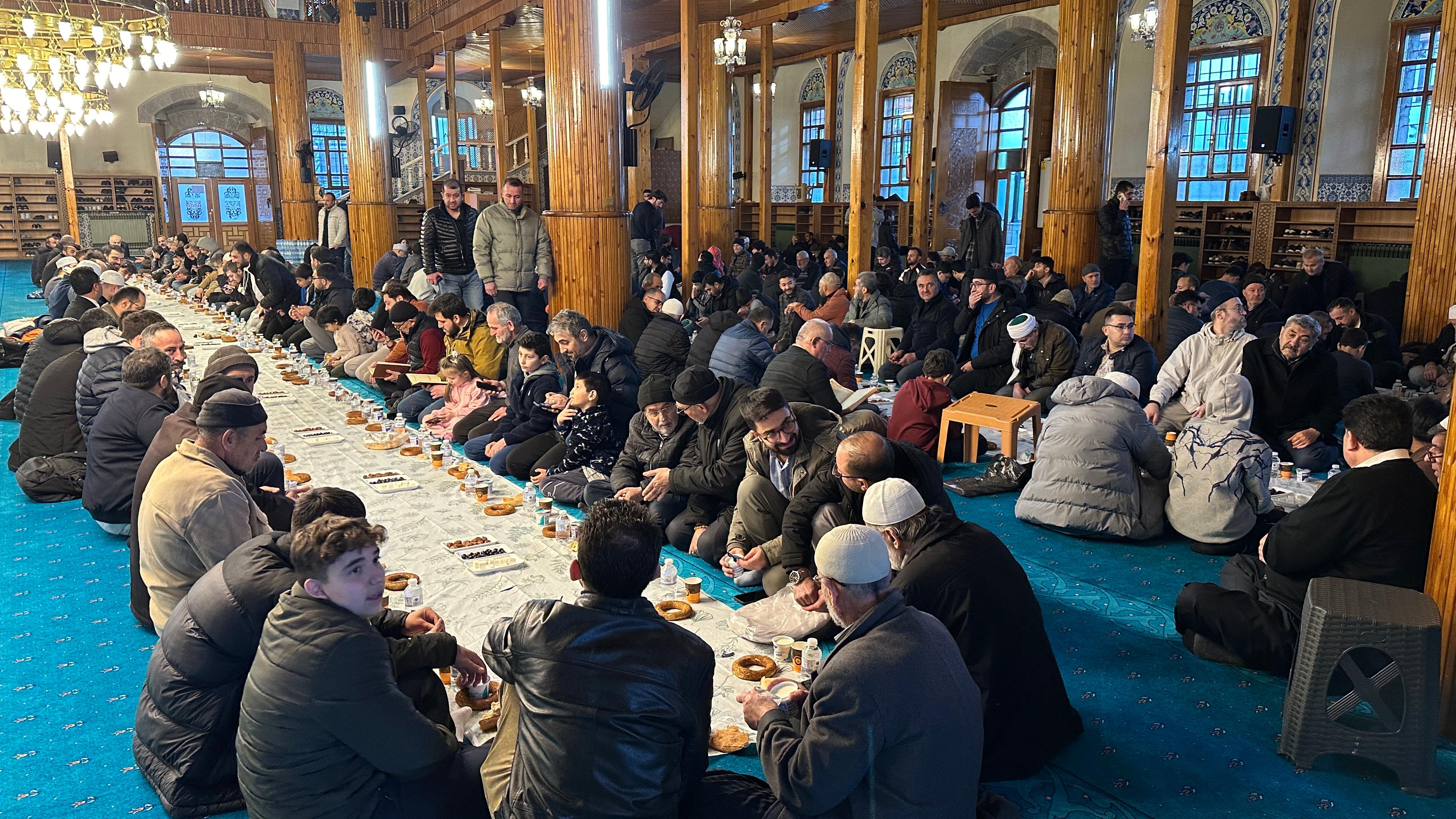 BAŞKAN ALTAY KAPI CAMİİ’NDE GELENEK OLARAK SÜRDÜRÜLEN “ÜMMET İFTARI”NIN BEREKETİNE ORTAK OLDU - Görsel 2