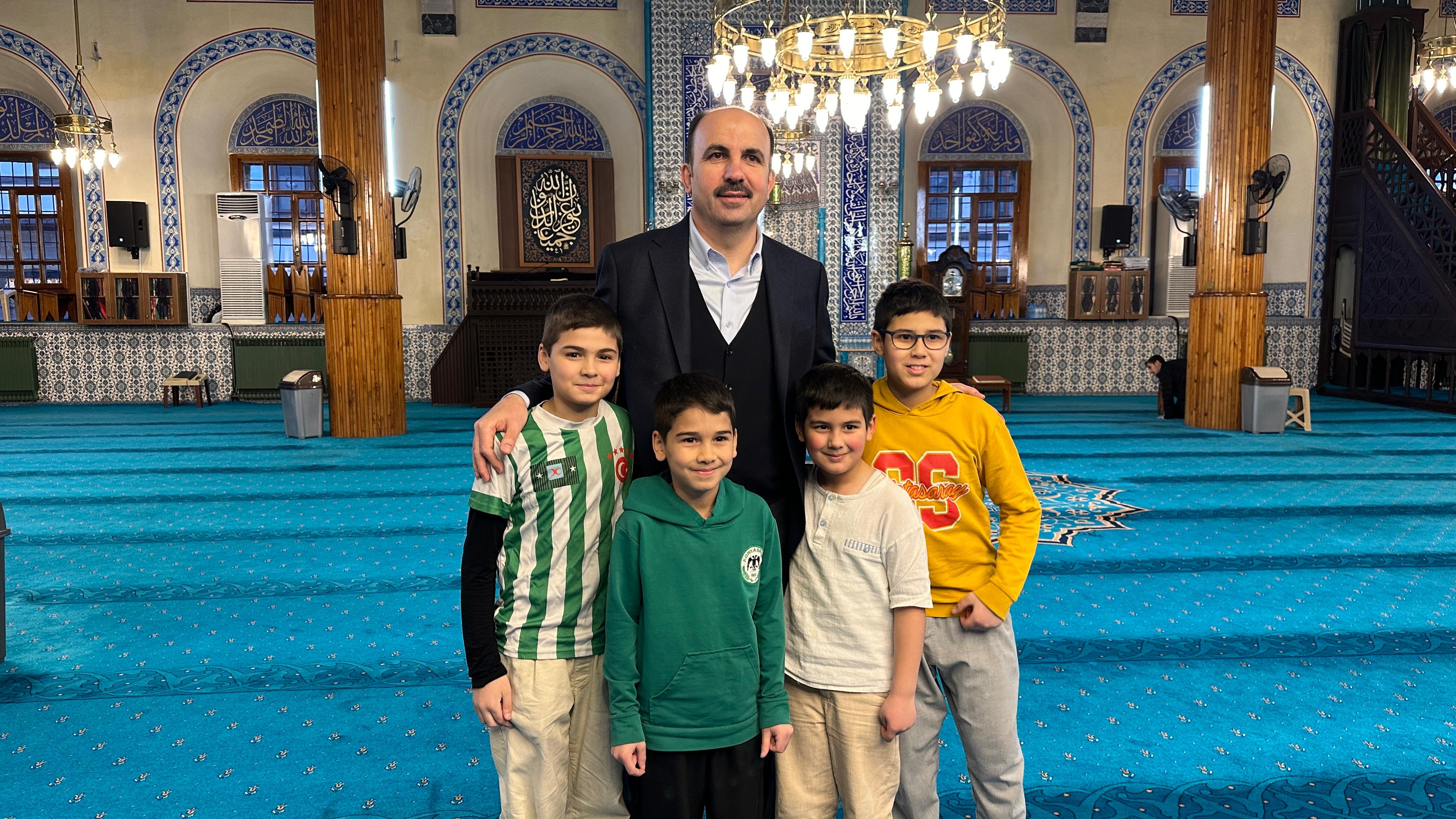 BAŞKAN ALTAY KAPI CAMİİ’NDE GELENEK OLARAK SÜRDÜRÜLEN “ÜMMET İFTARI”NIN BEREKETİNE ORTAK OLDU - Görsel 3