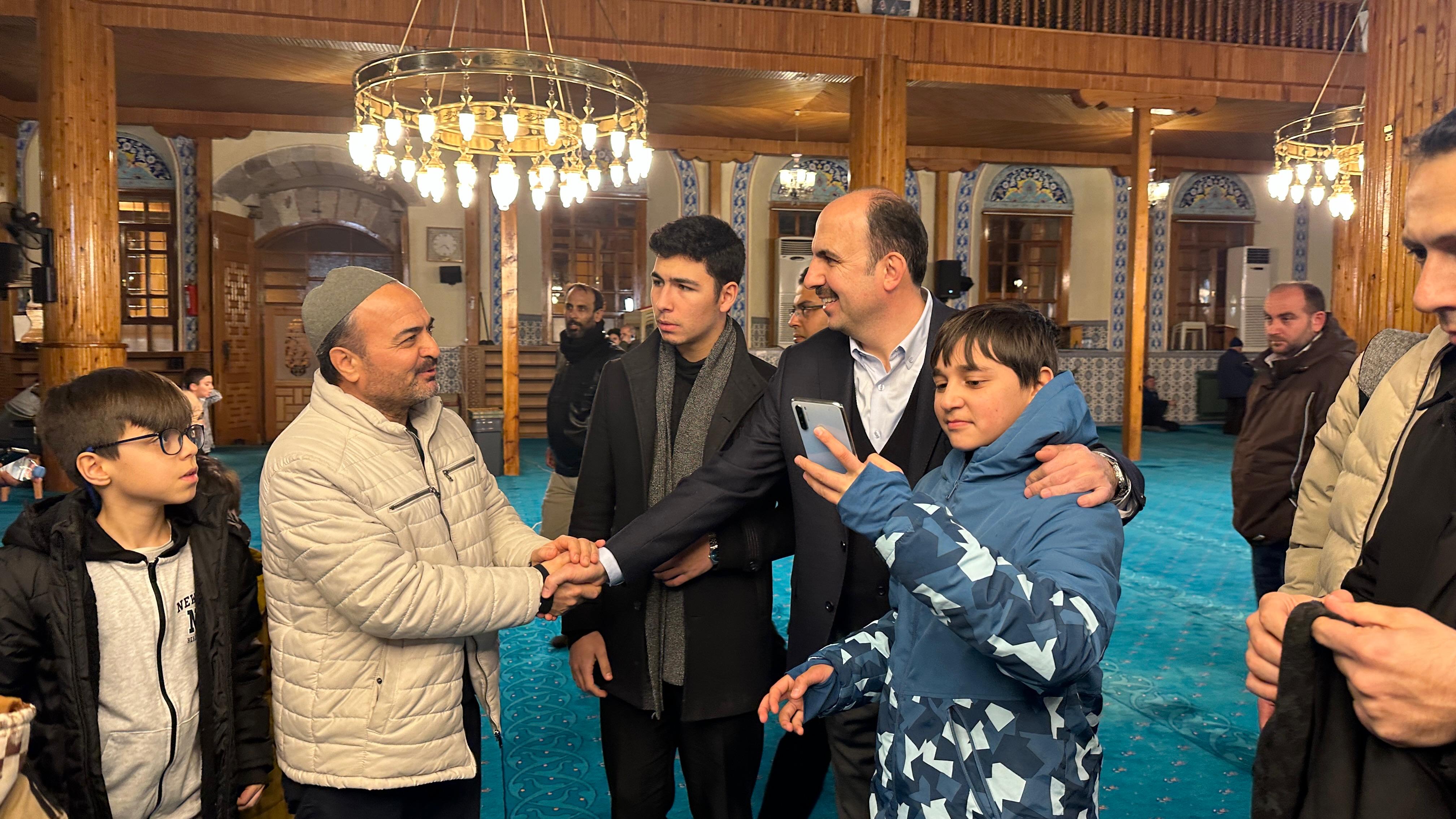 BAŞKAN ALTAY KAPI CAMİİ’NDE GELENEK OLARAK SÜRDÜRÜLEN “ÜMMET İFTARI”NIN BEREKETİNE ORTAK OLDU - Görsel 4