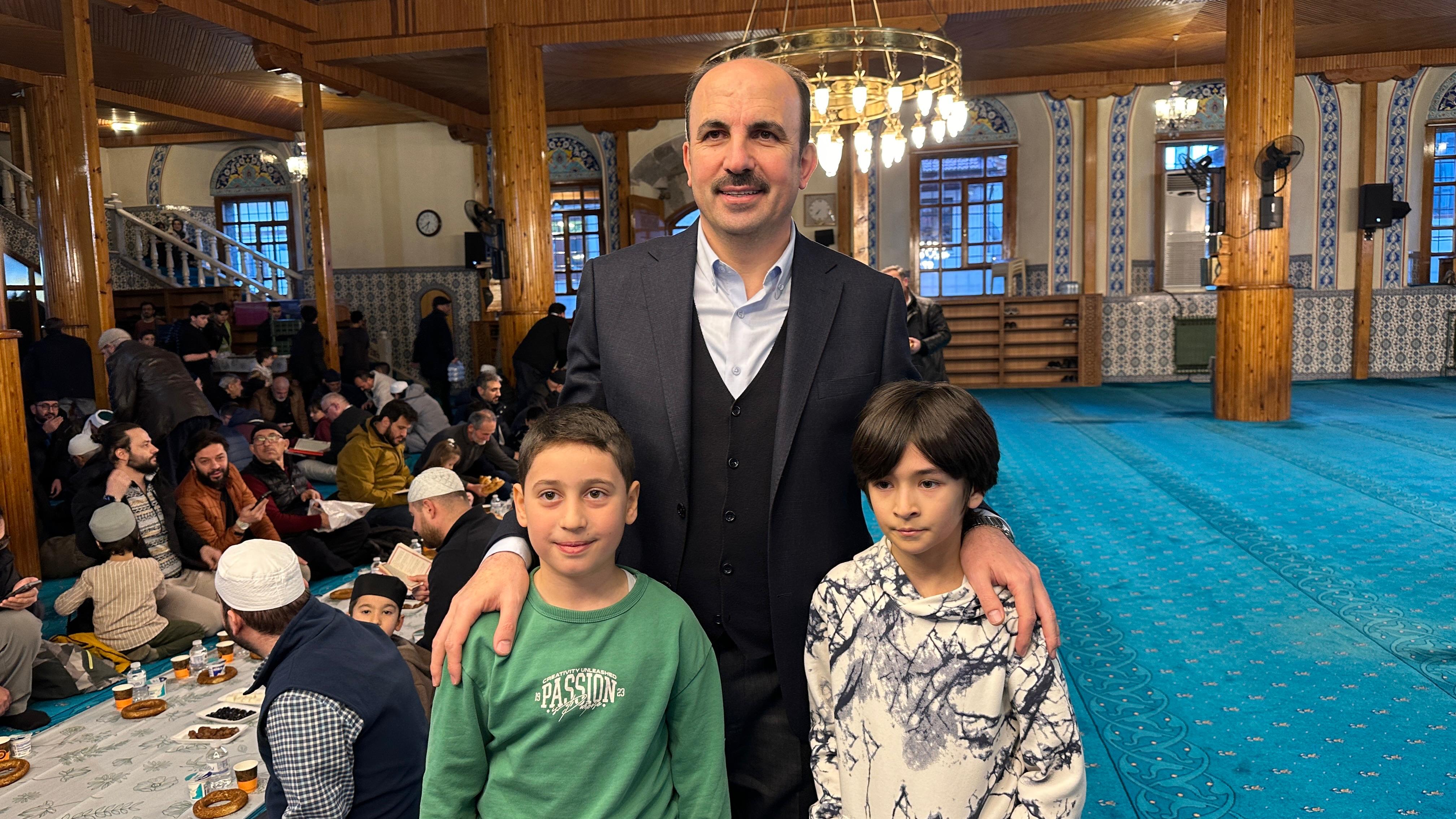 BAŞKAN ALTAY KAPI CAMİİ’NDE GELENEK OLARAK SÜRDÜRÜLEN “ÜMMET İFTARI”NIN BEREKETİNE ORTAK OLDU - Görsel 5