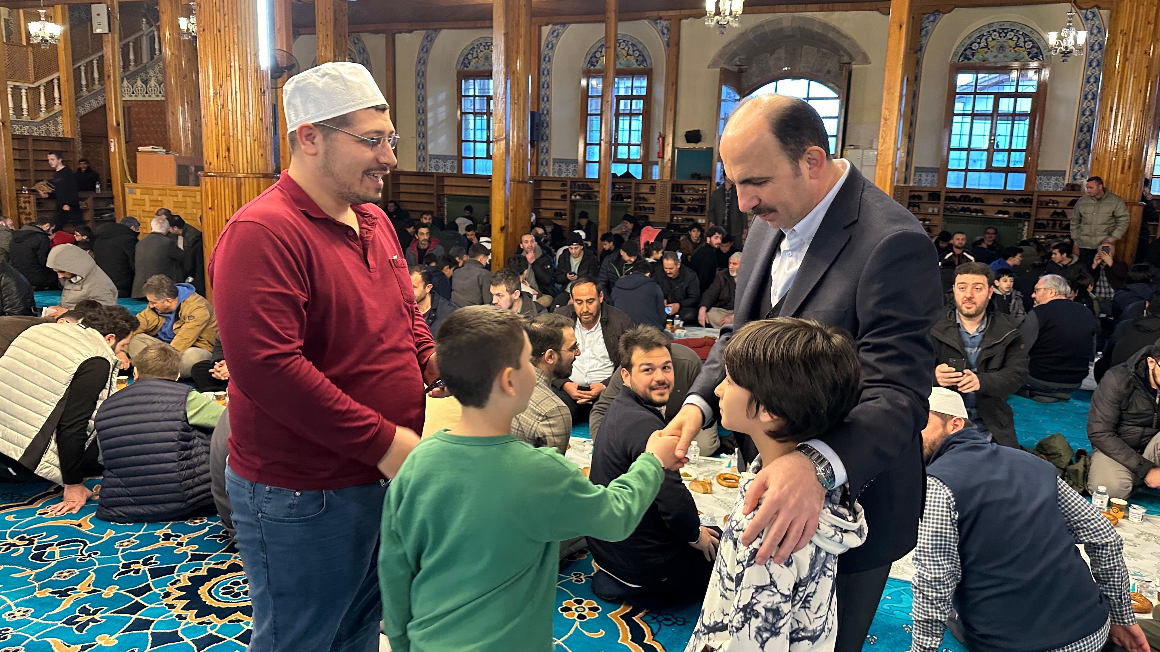 BAŞKAN ALTAY KAPI CAMİİ’NDE GELENEK OLARAK SÜRDÜRÜLEN “ÜMMET İFTARI”NIN BEREKETİNE ORTAK OLDU - Görsel 6