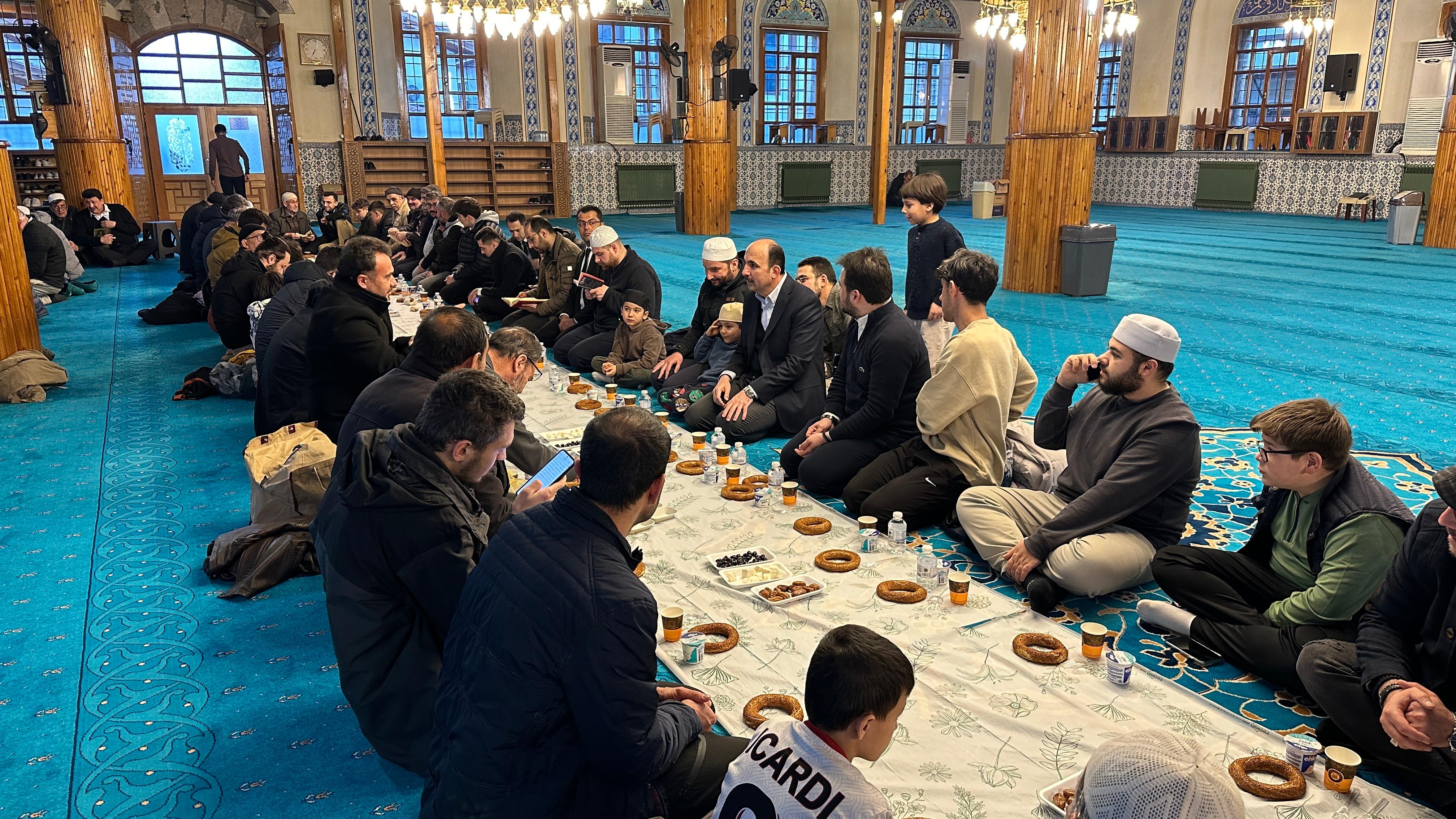 BAŞKAN ALTAY KAPI CAMİİ’NDE GELENEK OLARAK SÜRDÜRÜLEN “ÜMMET İFTARI”NIN BEREKETİNE ORTAK OLDU - Görsel 8